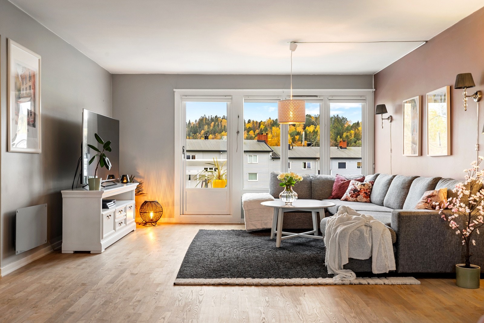 Rommet har god plass til både sofagruppe, spisebord og øvrig møblement. Galleribilde