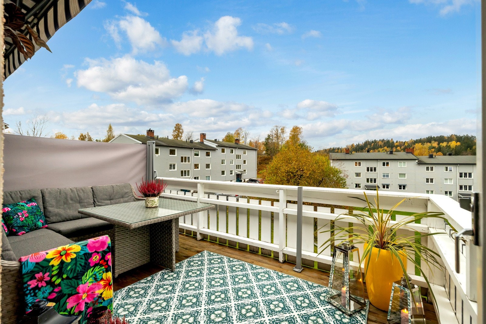 Her har du utsyn over sameiets hage og mot Kolsåstoppen. Galleribilde