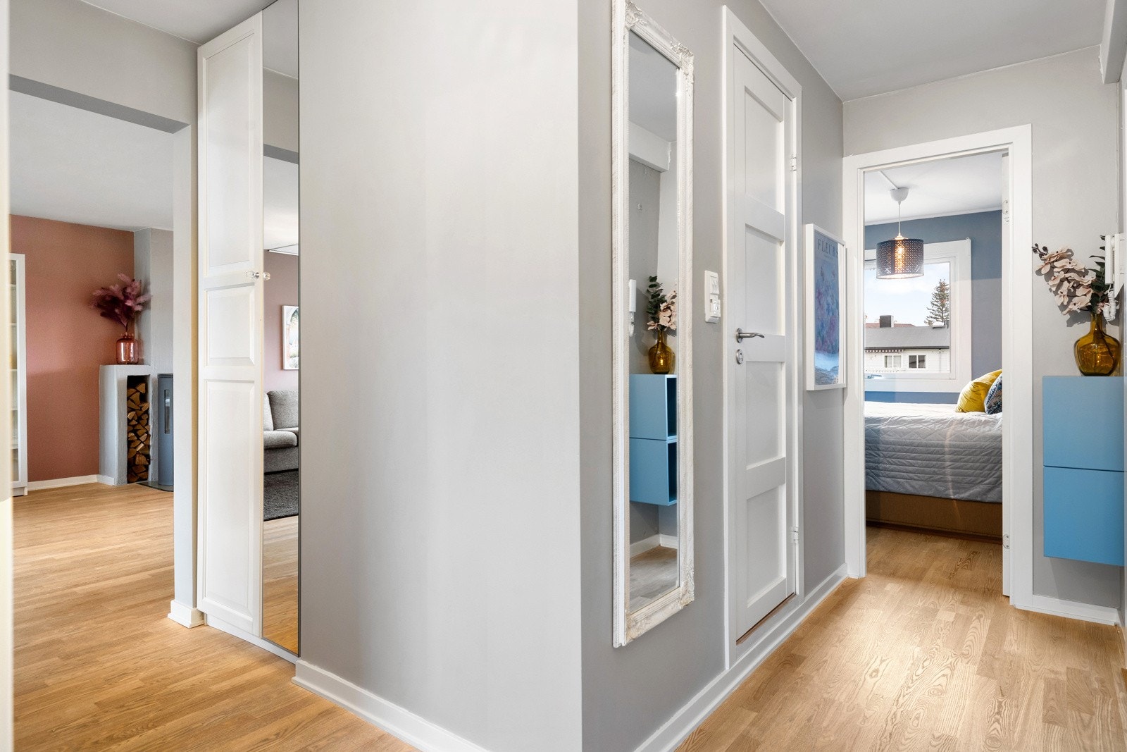 Lys og innbydende entré med en praktisk garderobenisje som gir god plass til oppbevaring av yttertøy og sko. Galleribilde