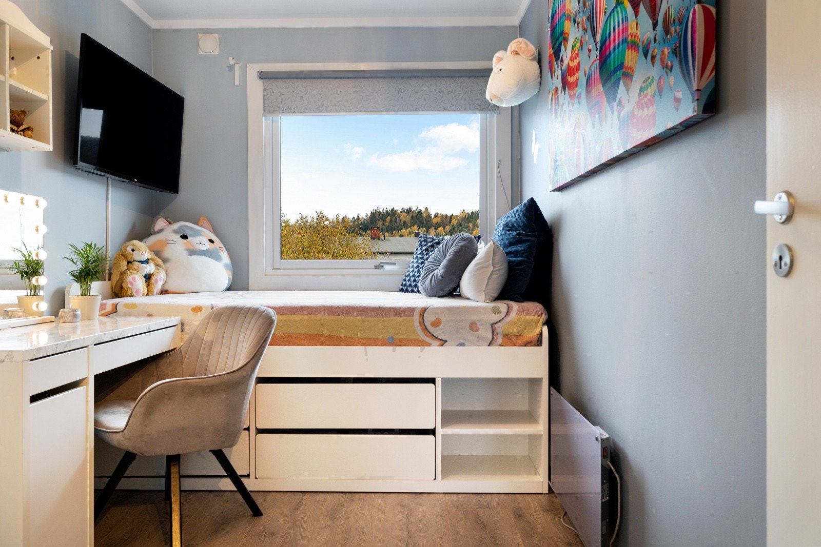 De to øvrige soverommene har plass til seng, skrivepult og garderobe Galleribilde