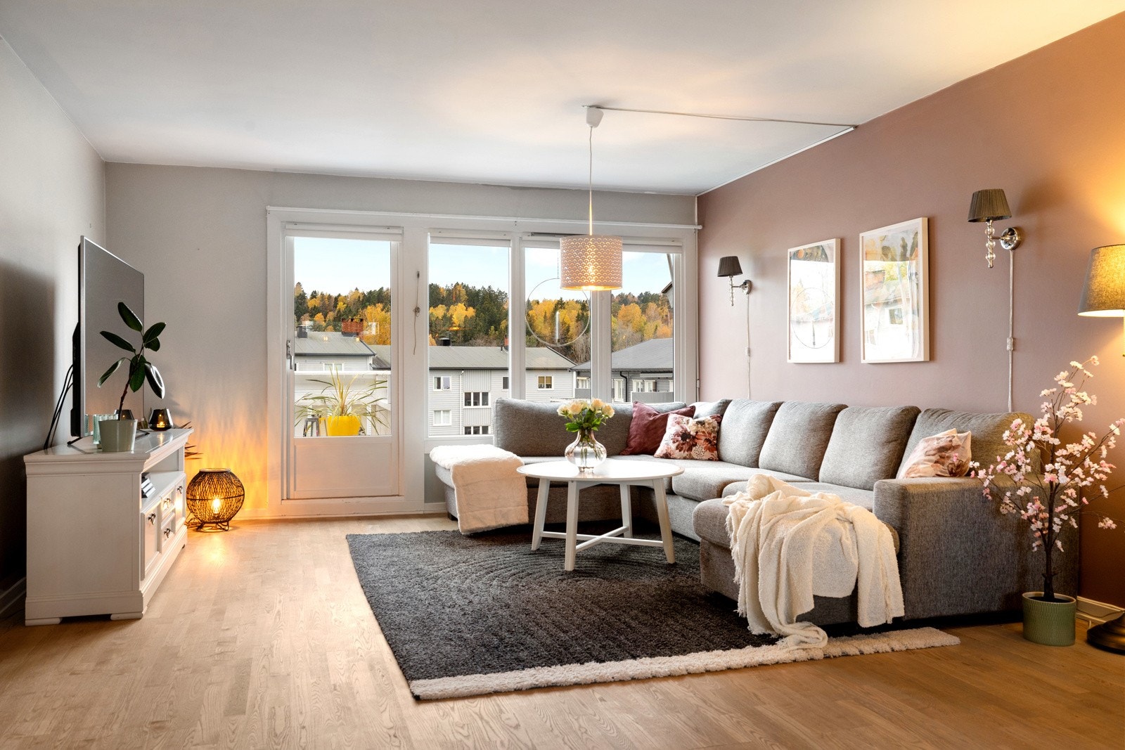 Stuen er lys og innbydende med store vindusflater som slipper inn rikelig med dagslys og gir et trivelig utsyn mot nærområdet. Galleribilde