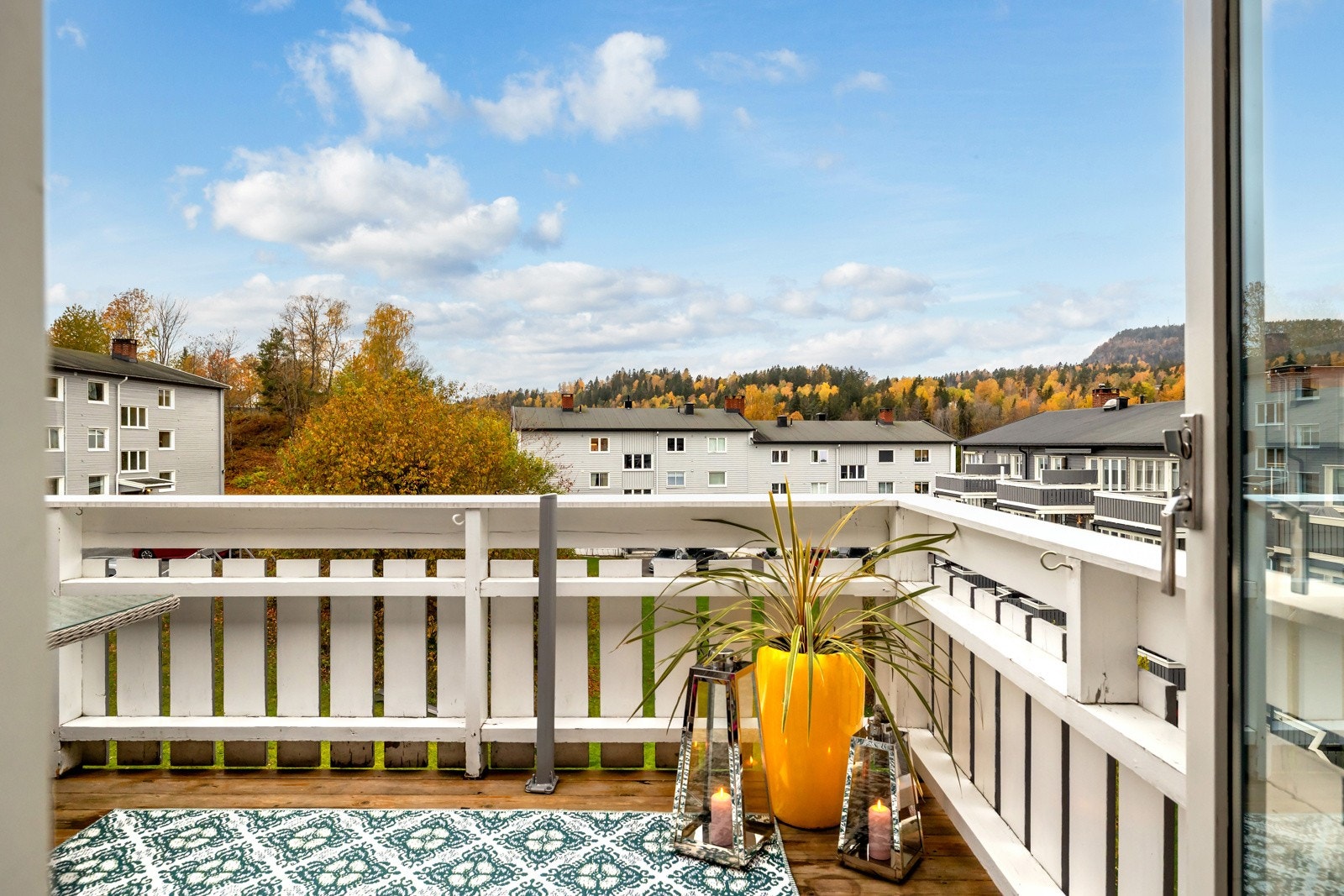 Veranda på ca 10 kvm med gode solforhold og hyggelig utsikt. Galleribilde