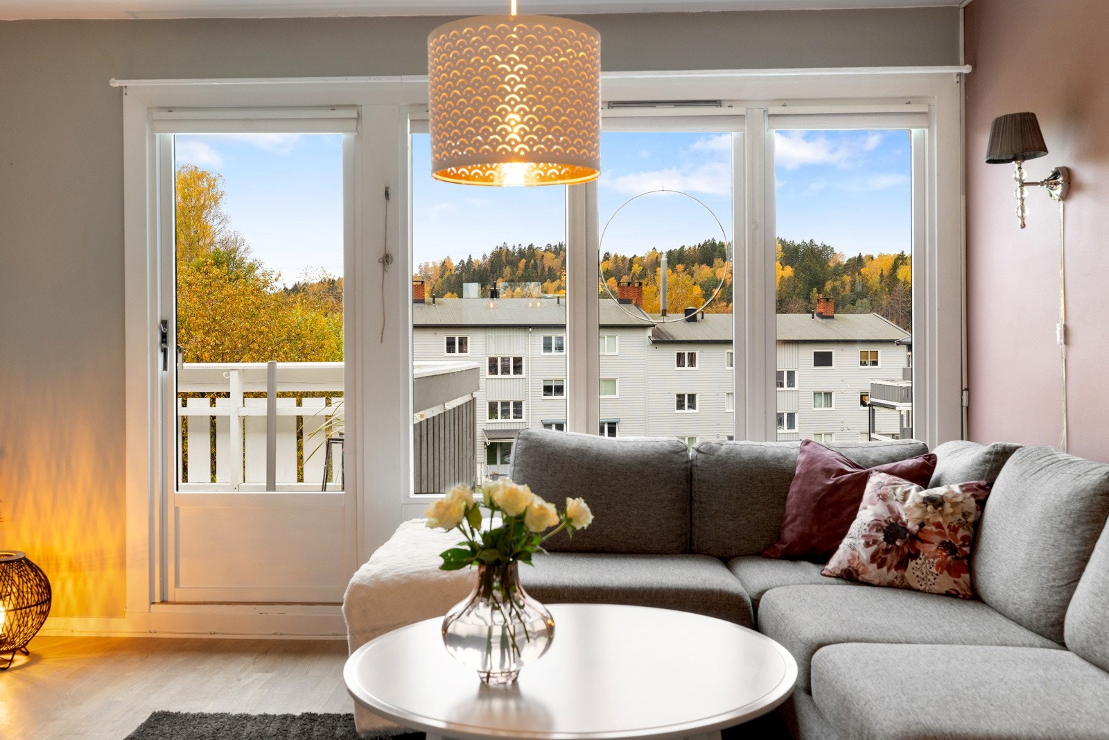 Fra stuen er det utgang til en solrik balkong med utsikt mot Kolsåstoppen. Galleribilde