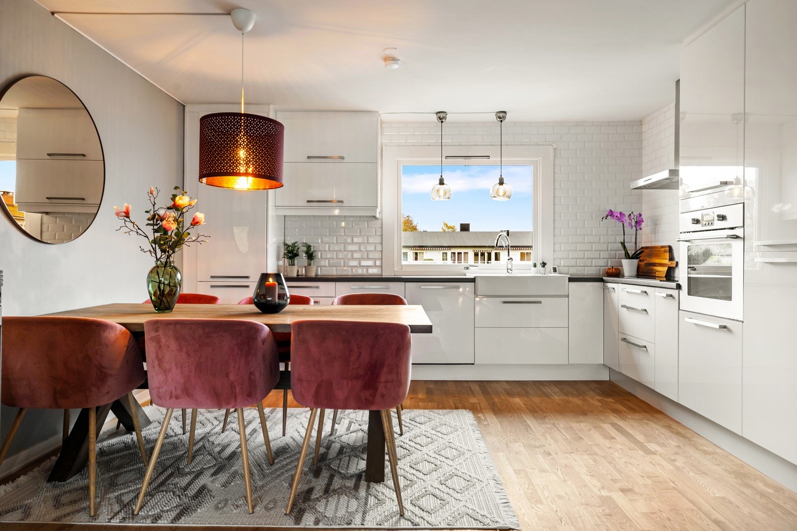 I tilknytning til stue og kjøkken er det en naturlig plass til spisebord. Galleribilde