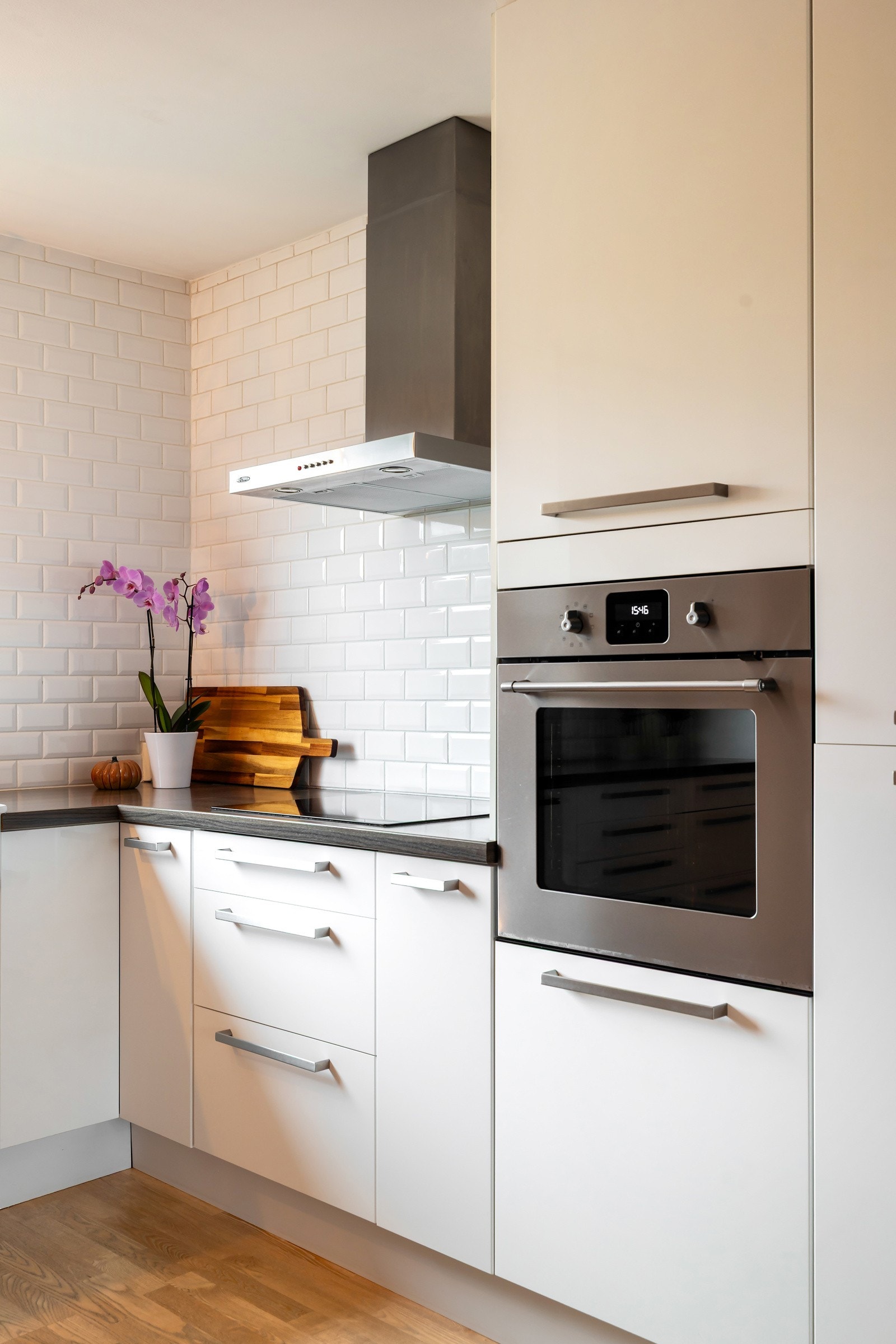 Kjøkkenet er godt utnyttet med rikelig skap- og benkeplass, og har integrerte hvitevarer som induksjonstopp, komfyr (ny i 2017), oppvaskmaskin samt kjøl-/fryseskap. Galleribilde