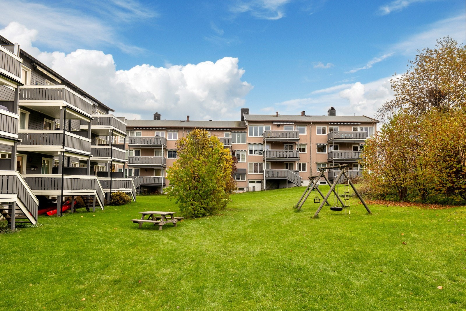 Hyggelige og pent opparbeidet fellesarealer i sameiet. Galleribilde