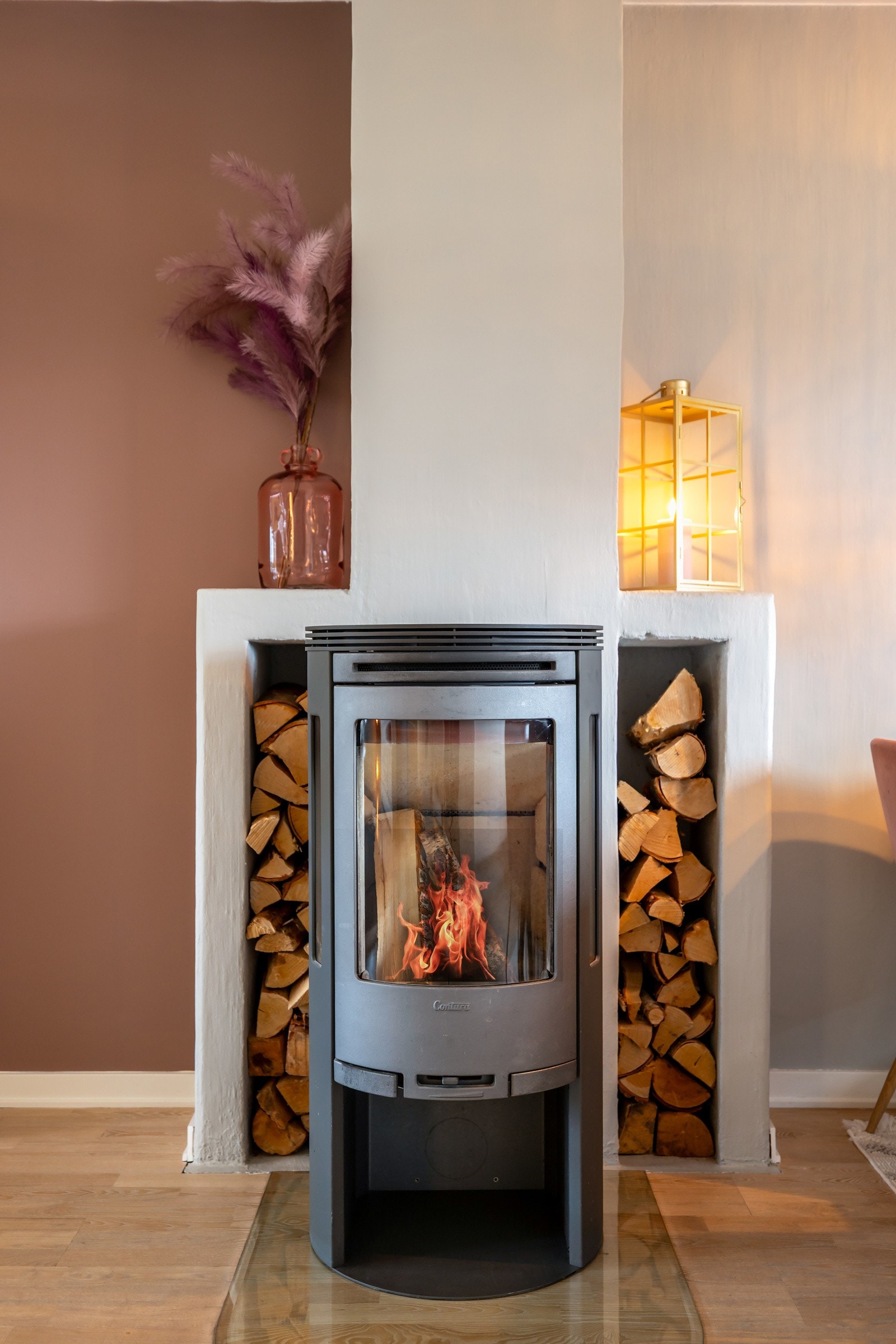 Stuen er utstyrt med en moderne peis som gir en god varme i leilgheten. Galleribilde