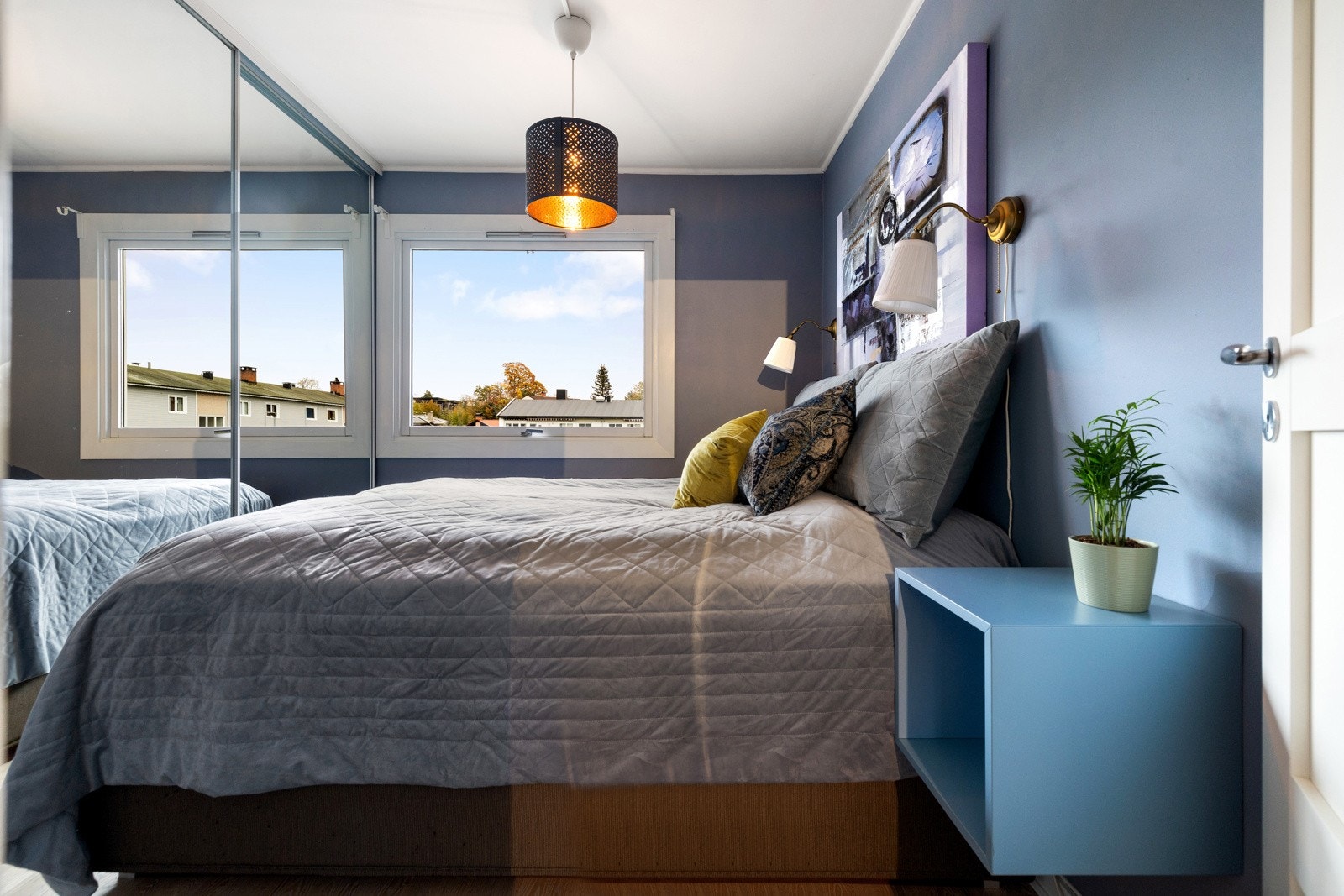 Hovedsoverommet er romslig med god plass til dobbeltseng, nattbord og øvrig møblement. Galleribilde