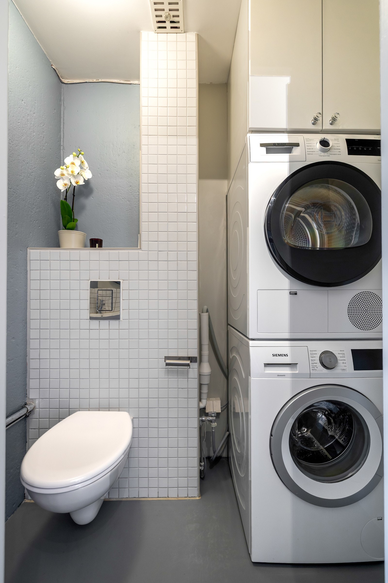 Separat wc-rom med vegghengt toalett og opplegg til vaskemaskin og tørketrommel. Galleribilde