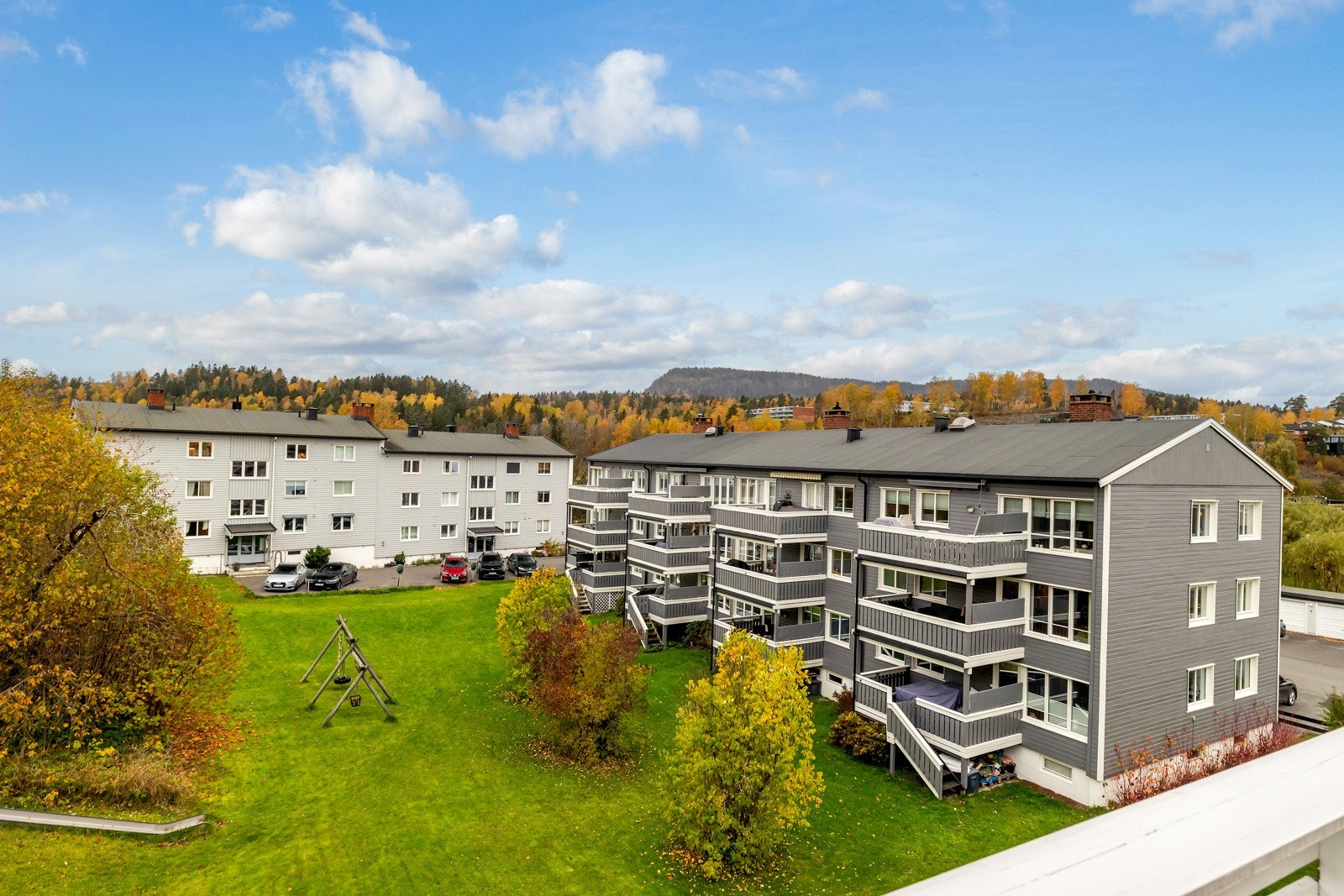 Fellesarealet nedenfor består av en pent opparbeidet og flat plen, ideell for lek, ballspill eller hyggelige sammenkomster. Galleribilde