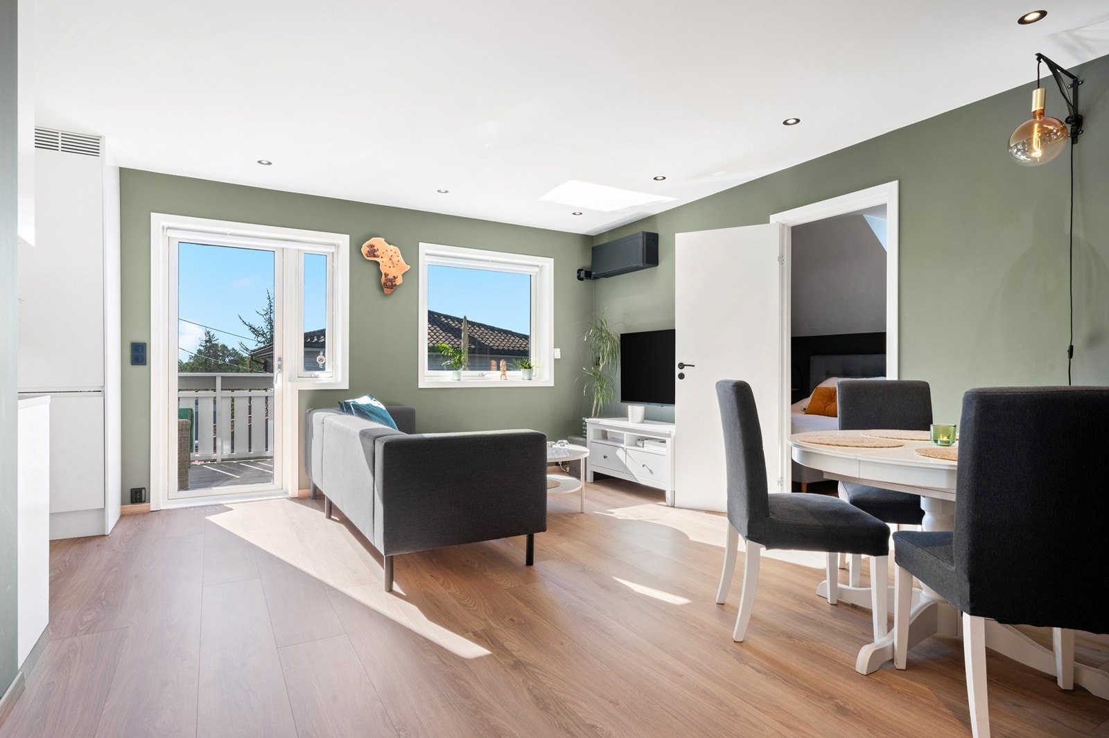 Det er en praktisk planløsning med gang, bod, bad, stue/kjøkken, soverom og garderobe Galleribilde