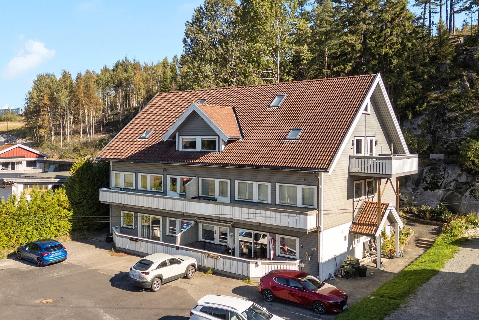 Det er gode parkeringsmuligheter hvor man har plass til to biler hver Galleribilde