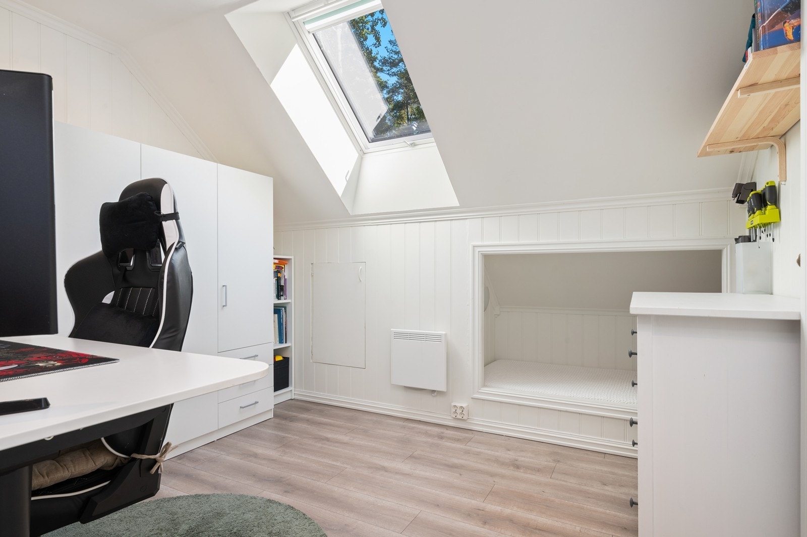 Dette rommet er utvidet og innredet som soverom. Nytt takvindu i 2024. Det er ikke godkjent som et soverom. Galleribilde