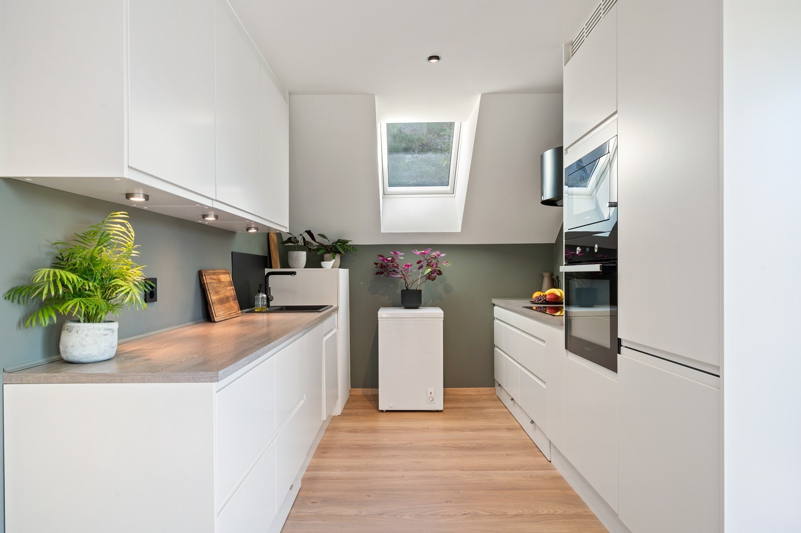 Nytt kjøkken i 2020 med integrert komfyr, micro, platetopp, kjøl-/fryseskap og oppvaskmaskin Galleribilde