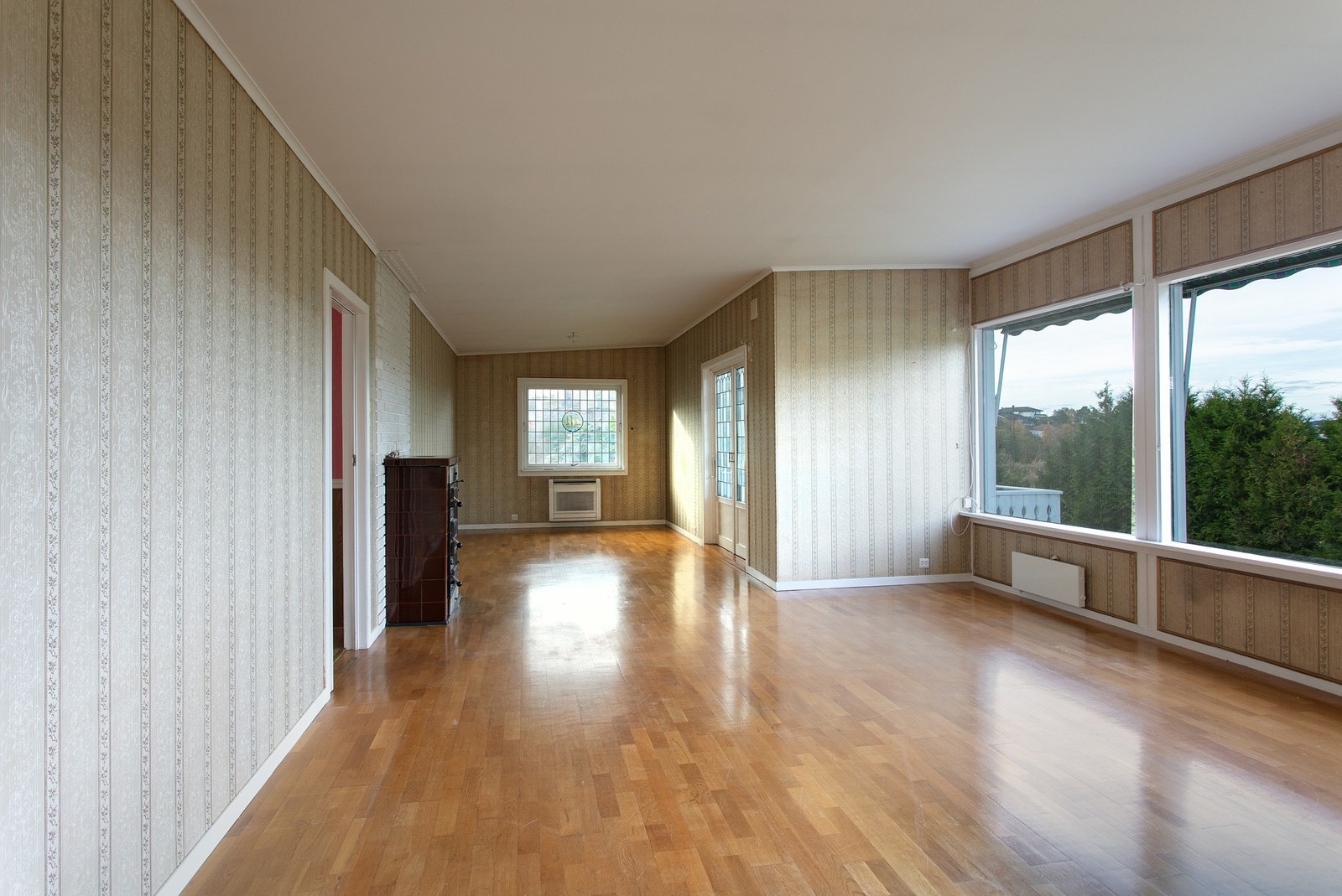 Stue med store vinduer mot vest - utgang til terrasse Galleribilde