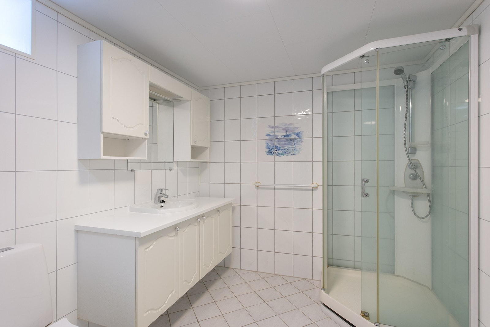 Bad i underetasje. (Rom i etasjen er ikke bruksendret fra tilleggsdel til boligrom) Galleribilde