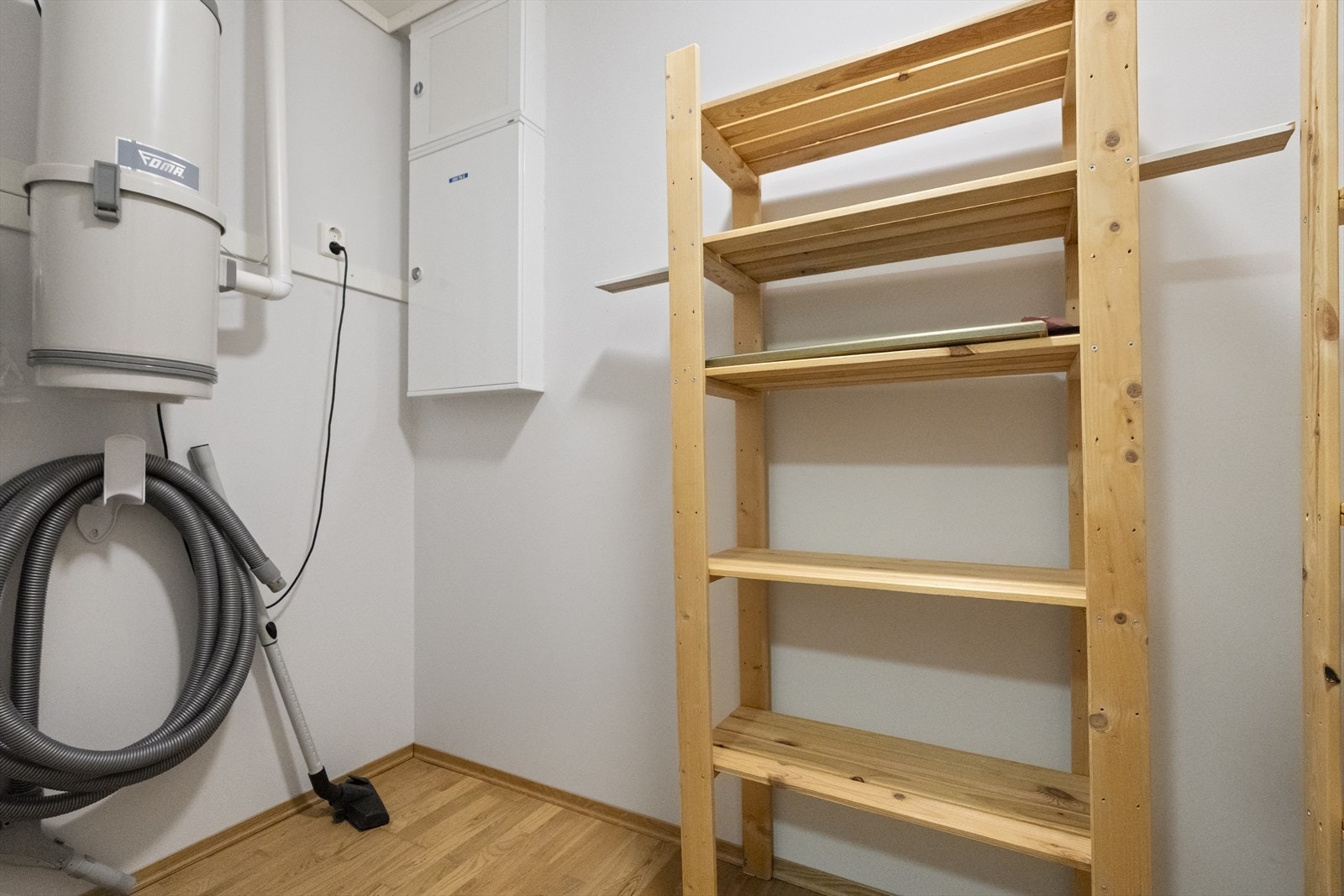 - Innvendig bod på ca 5m². Det er også bod i garasjeanlegg på 5m² - Galleribilde