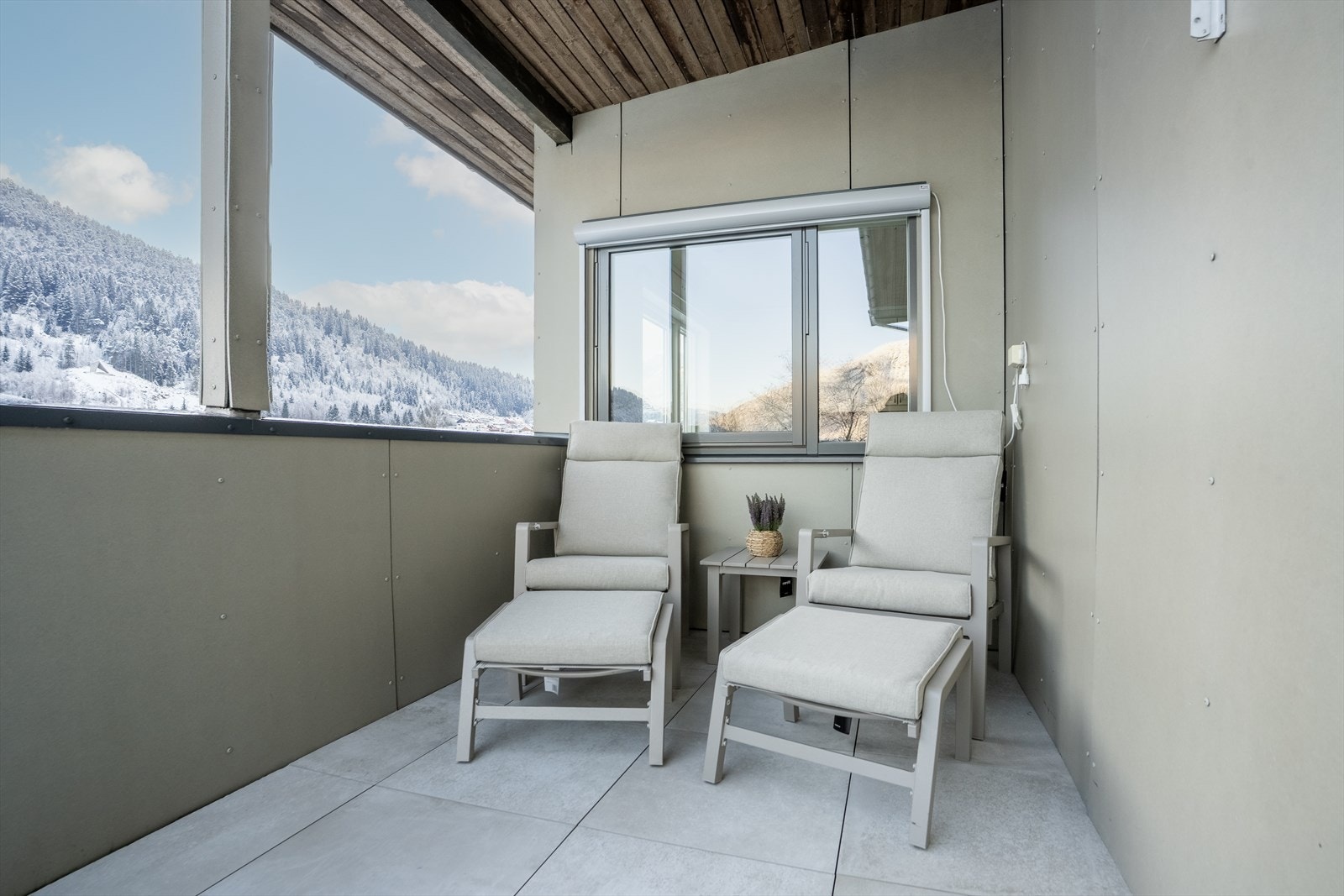 - Balkongen er delvis overbygd og har utvendig elektrisk solskjerming. Her kan man sitte tørt hele året - Galleribilde