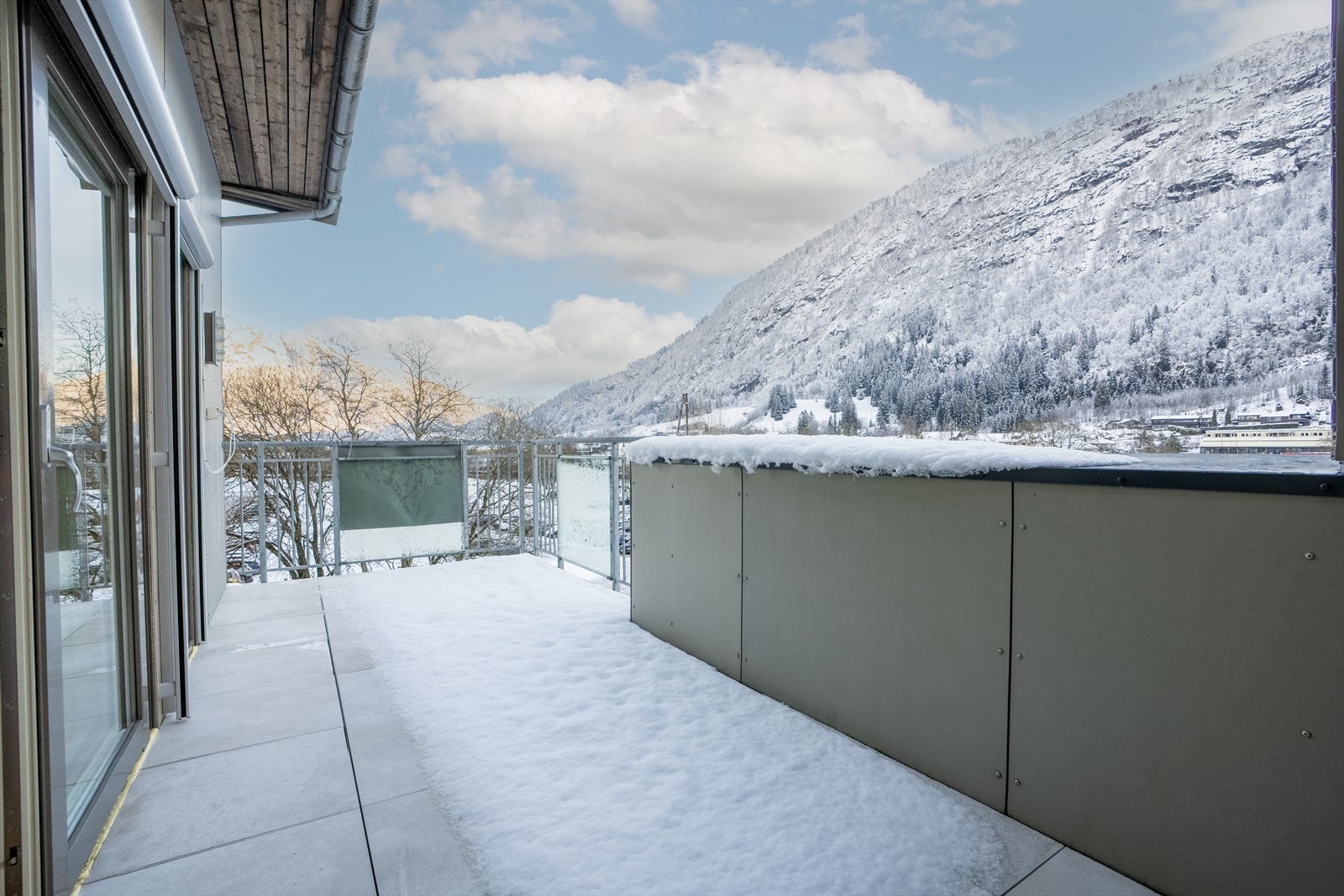 - Fra stue er det flislagt balkong på ca 15m² - Galleribilde