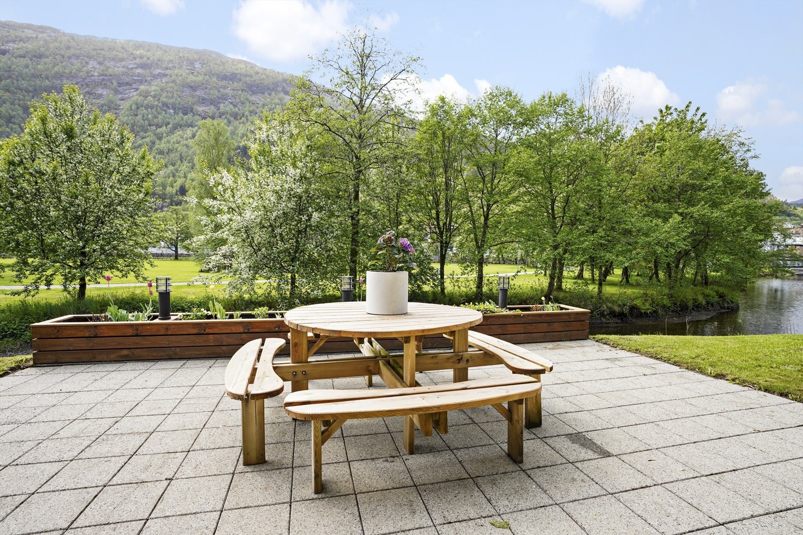 - Felles uteområde med fin og naturskjønn utsikt mot Jølstra - Galleribilde