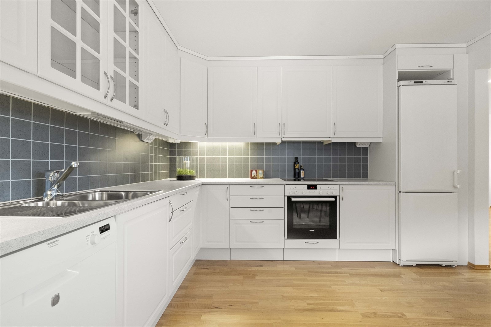 - Over benkeplaten er det montert kitchen board. Her er også belysning og praktisk stikkontakter i underkant av overskapene - Galleribilde