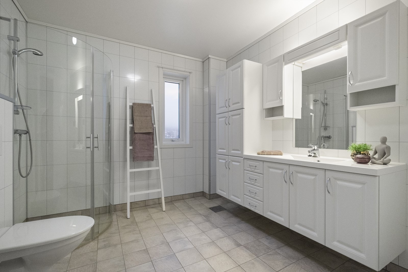 - Lyst og tidløst bad med fliser på gulv med varmekabler og baderomsplater på vegg. I himling er det malte plater - Galleribilde