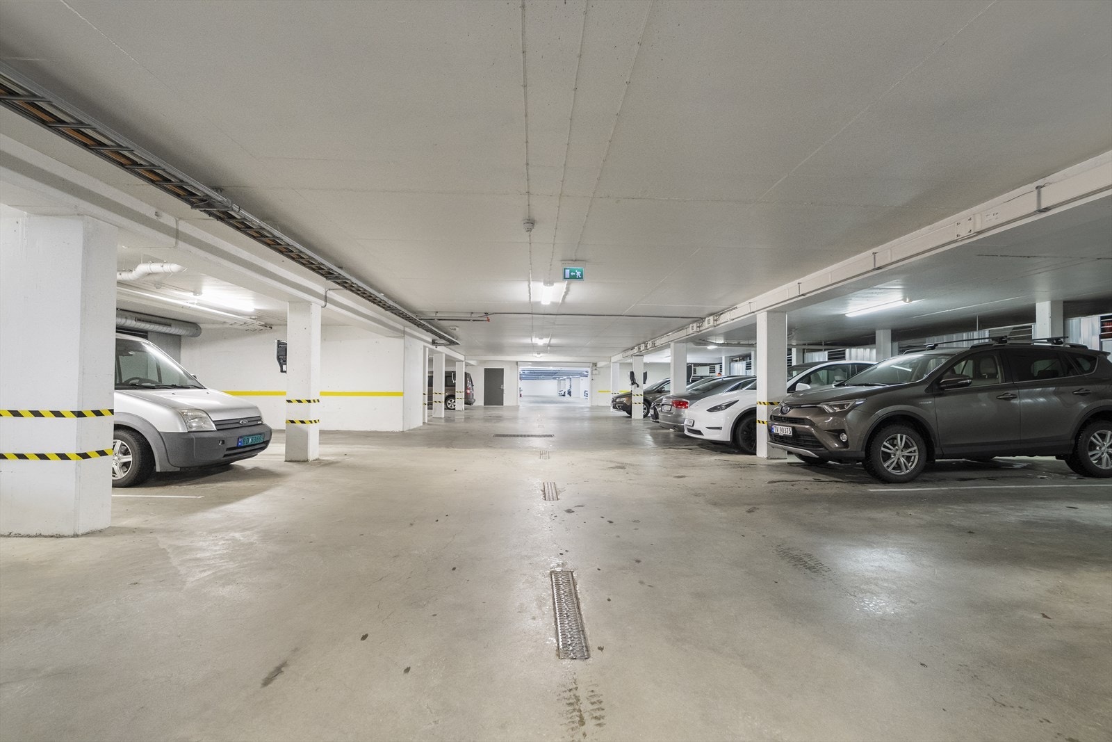 - Leiligheten har fast parkeringsplass i kjeller. Her kan du gå tørrskodd fra bilen - Galleribilde