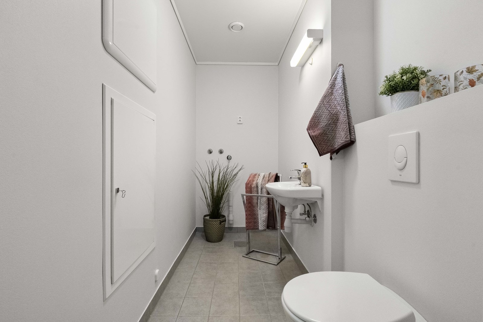 - Vaskerommet har også toalett og servant. Leiligheten har rør-i-rør system og balansert ventilasjon - Galleribilde