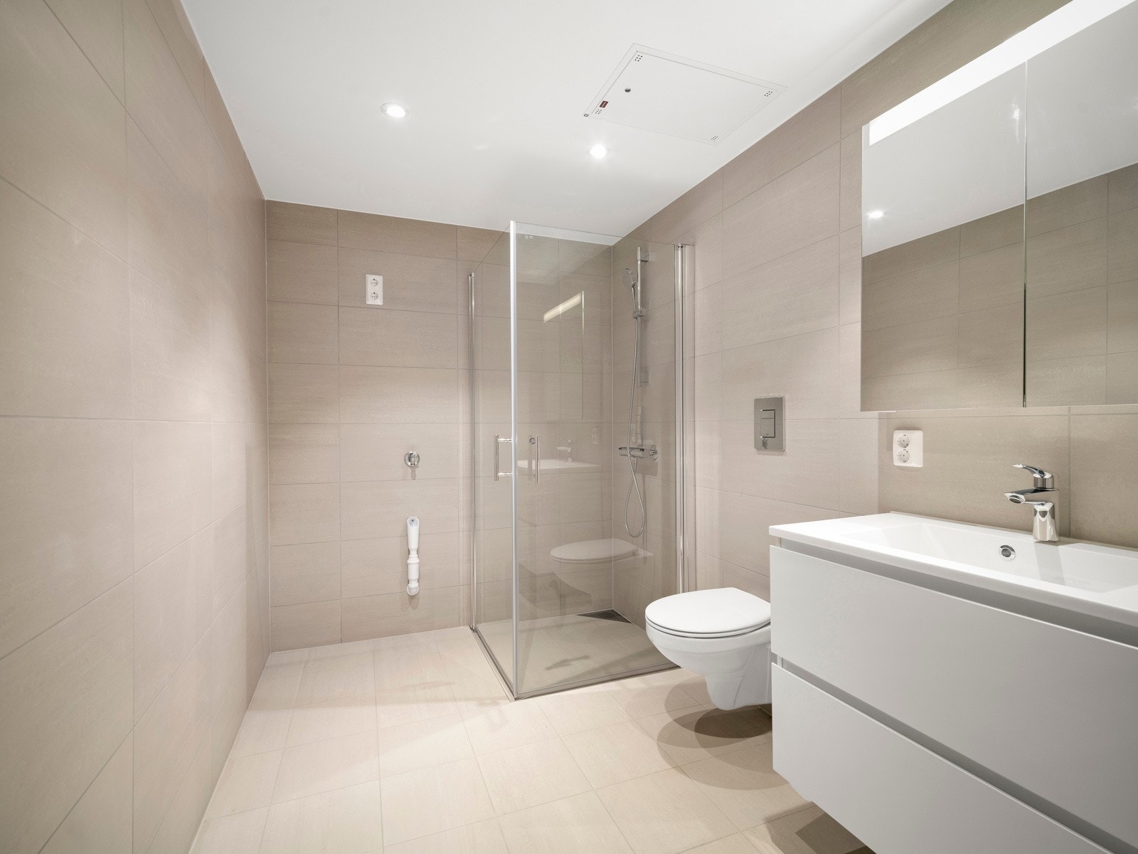 Delikat flislagt baderom, komplett utstyrt. Galleribilde