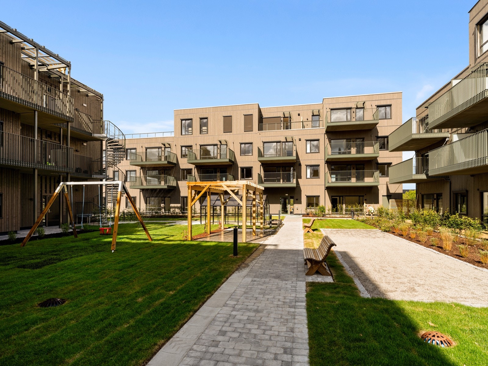 Nylig ferdigstilt boligkompleks på Aursmoen i Aurskog. Moderne arkitektur og pent opparbeidet gårdstun. Ca. 2 minutters gange til kjøpesenter med alle servicefunksjoner. Galleribilde