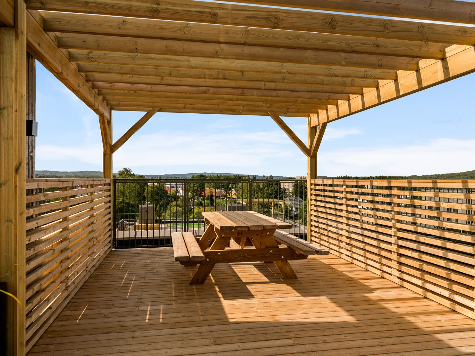 Ta heisen opp fra leligheten til takterrassen en varm sommerdag... Galleribilde