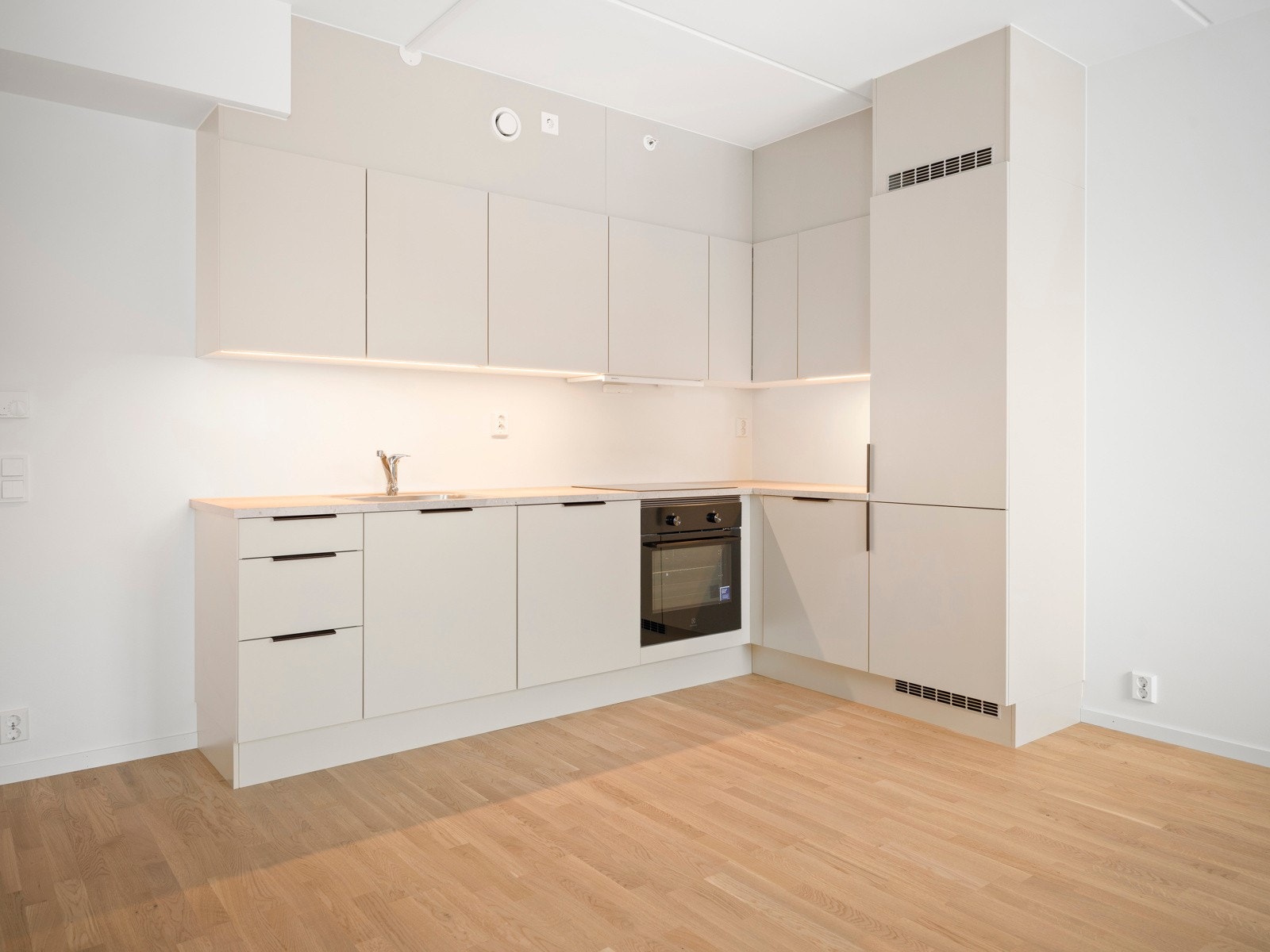 Innredning levert av HTH i bruntonede fronter. Komplett utstyrt med integrerte hvitevarer. Galleribilde