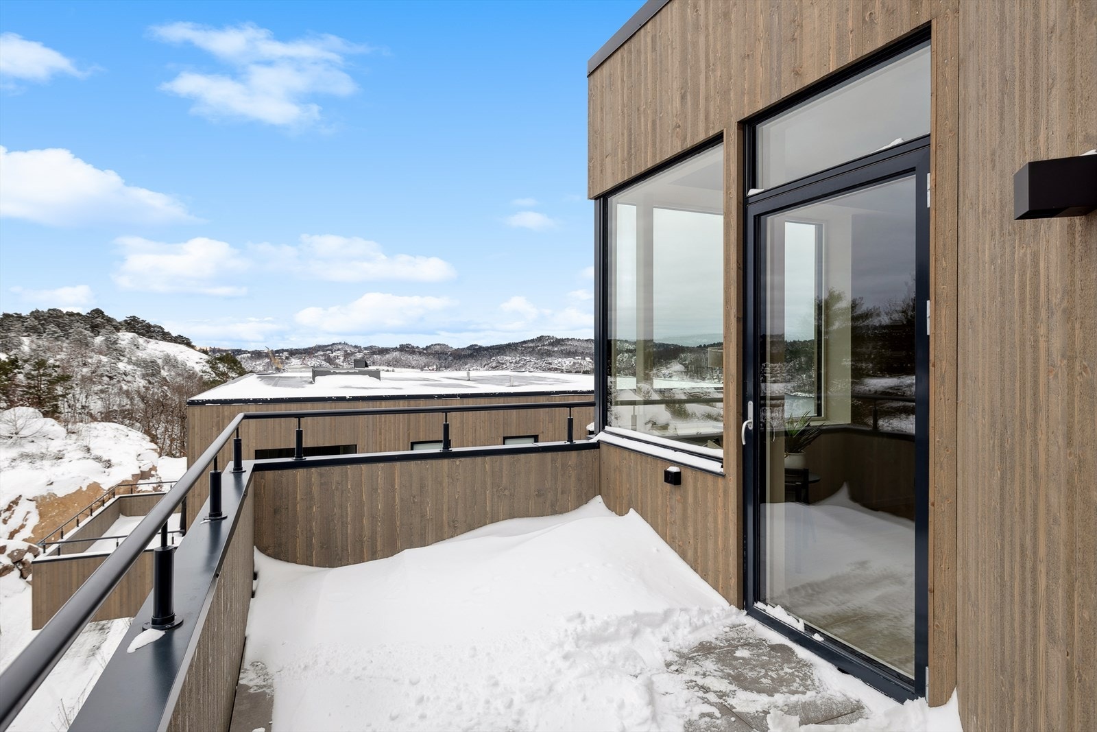 Utgang til en herlig, solrik balkong. Galleribilde