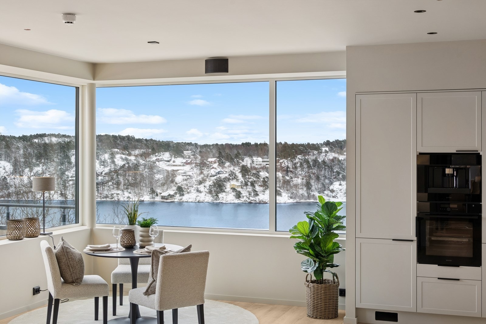 Leiligheten har generøse vindusflater noe som gir godt med naturlig lysinnslipp samtidig som den flotte utsikten til sjøen kommer til sin fulle rett! Galleribilde