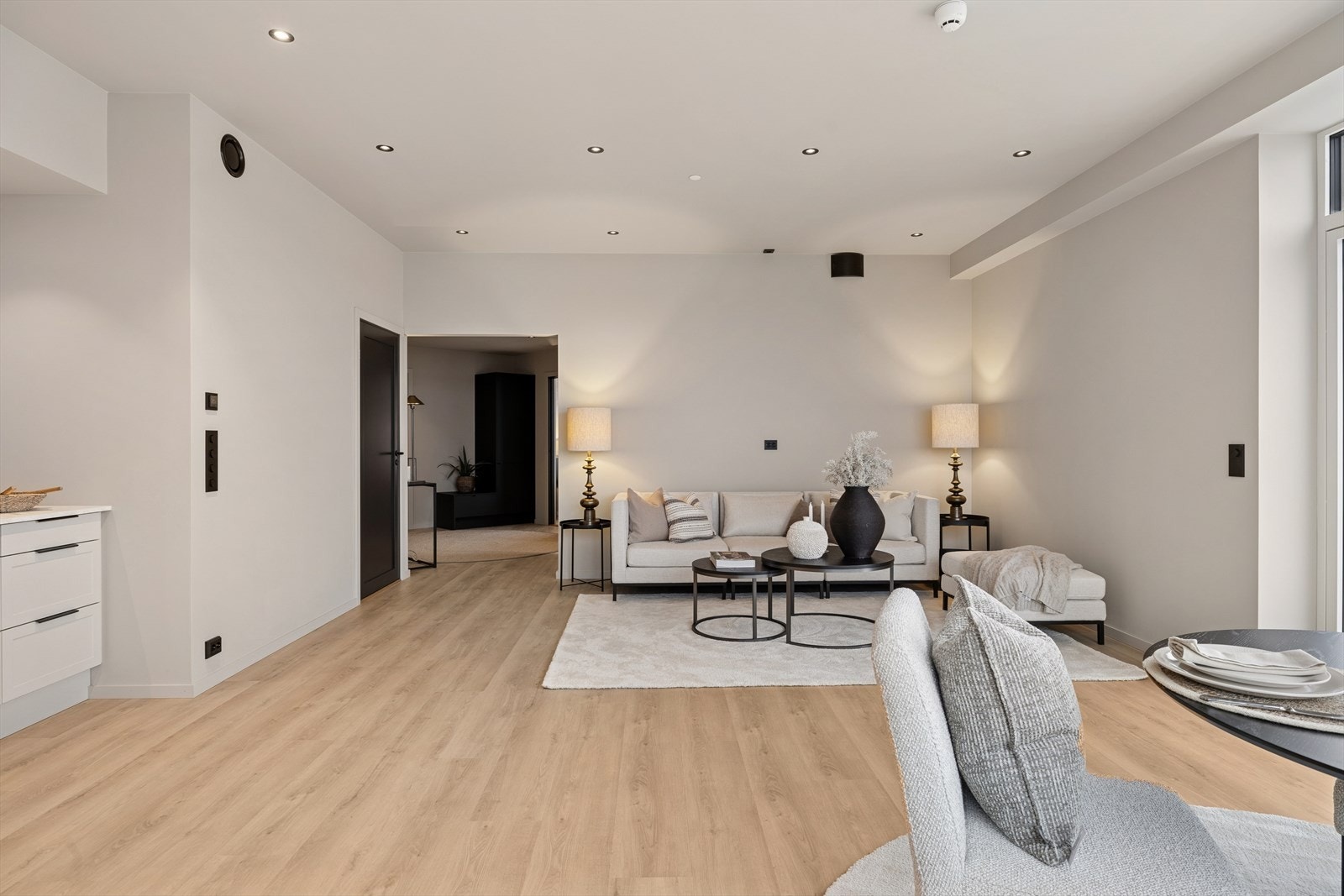 Vannbåren varme i stue/kjøkken, entrè/gang og på soverommene. Galleribilde