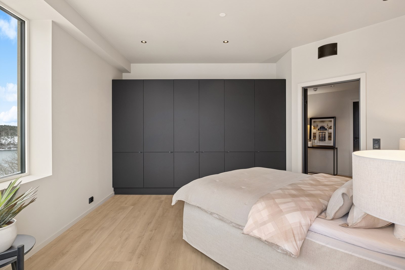 Tilhørende garderobeskap på begge soverommene. Galleribilde