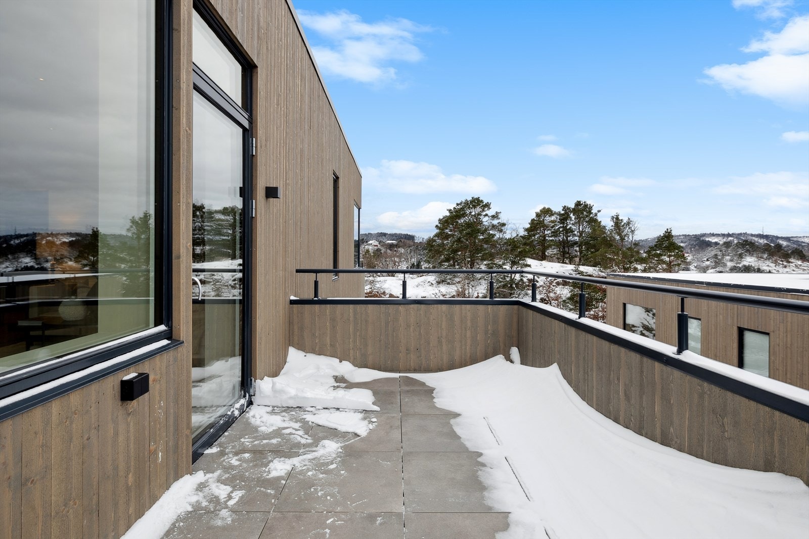 Balkongene har flislagt dekke. Galleribilde