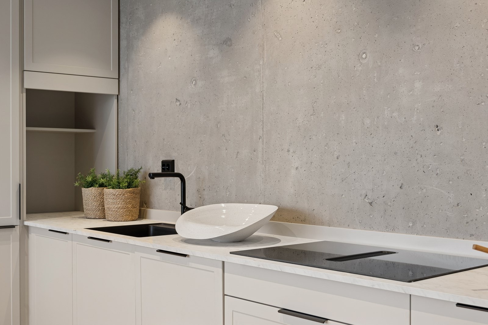 Medfølgende integrerte består av stekeovn, kaffemaskin, platetopp med integrert ventilator, oppvaskmaskin og kombi kjøl-/fryseskap. Galleribilde