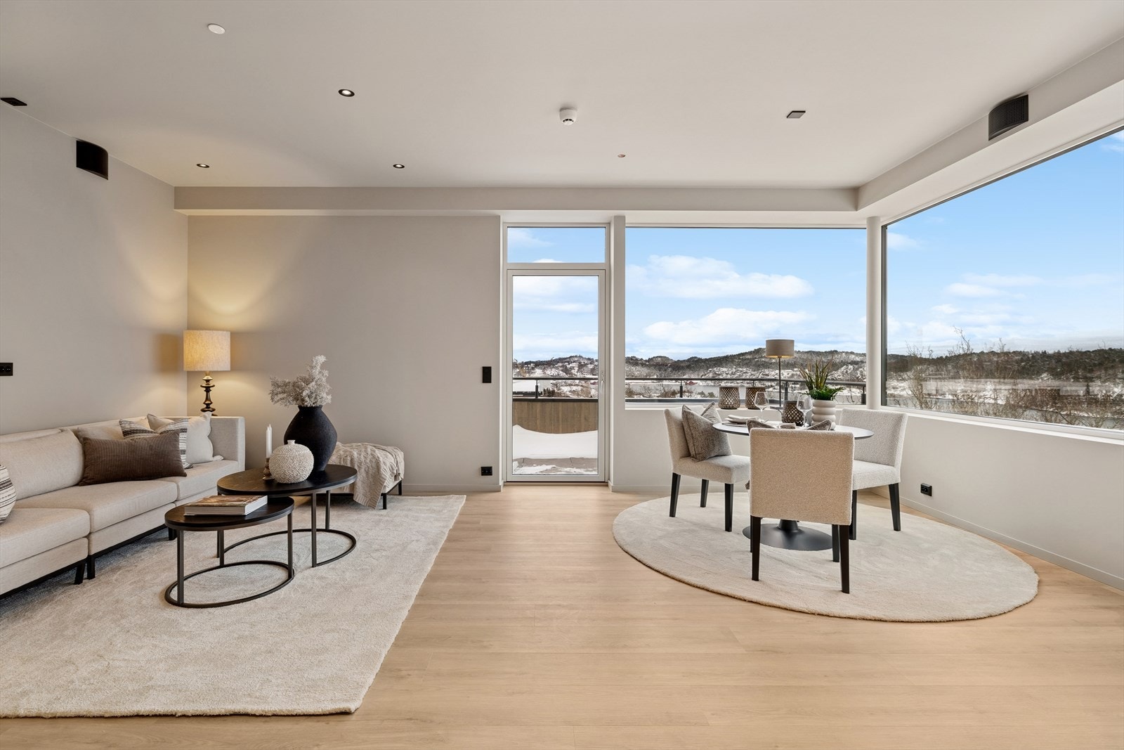 Gjennomgående stilren i materialvalg og utførelse og en godt utnyttet og spennende planløsning. Galleribilde