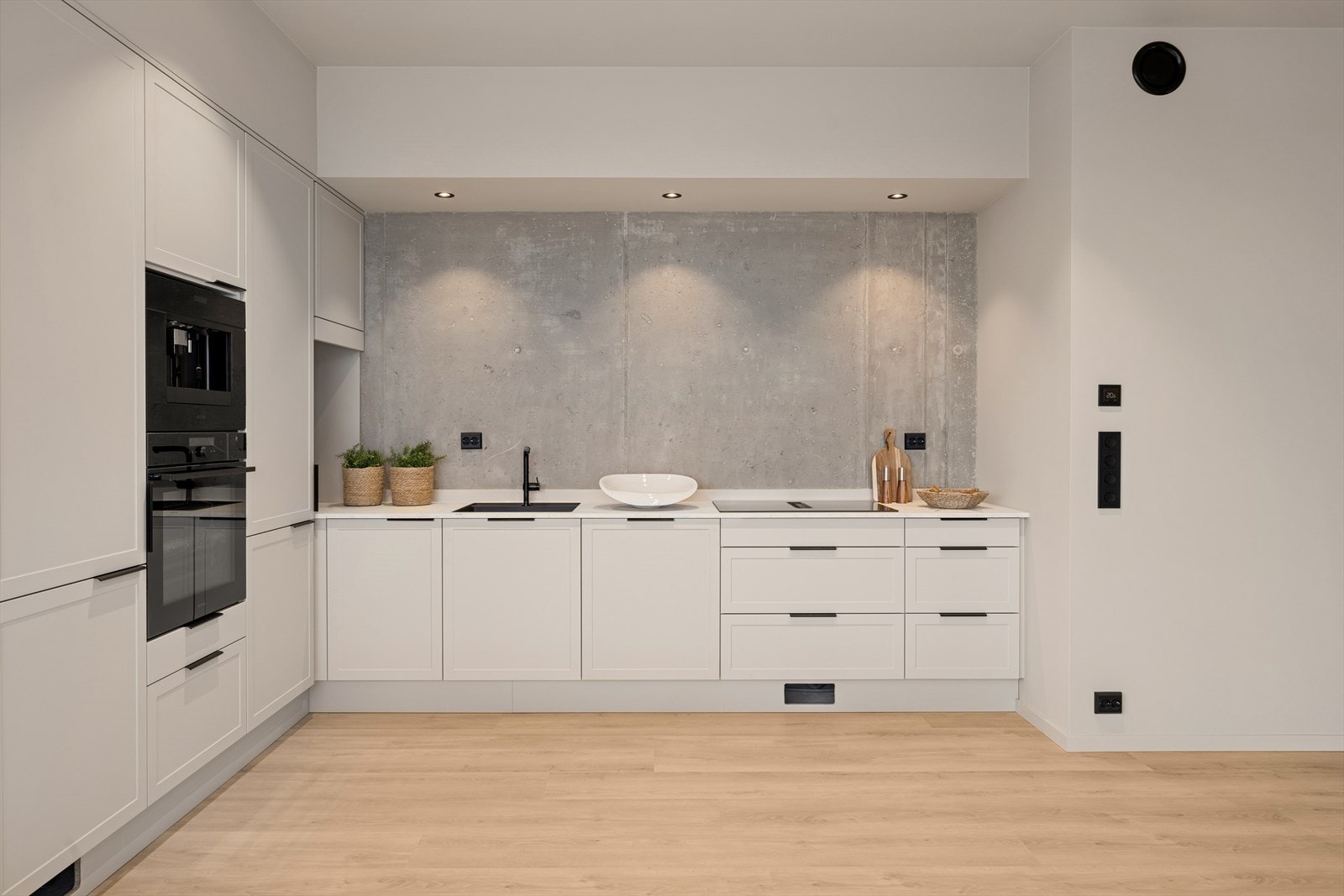 Kjøkken har innredning med lyse speilfronter og laminat benkeplate - alt ton i ton. Galleribilde