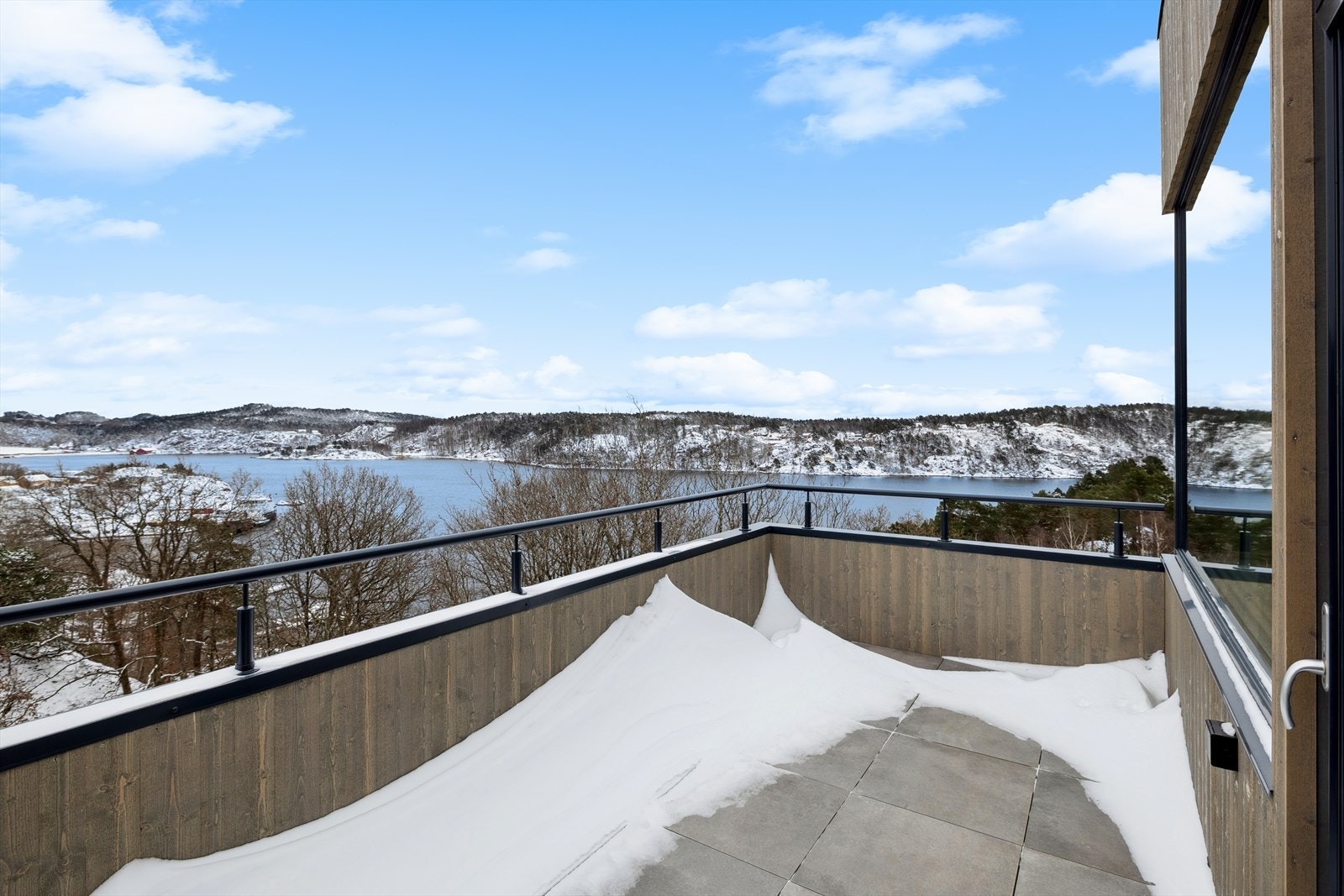 Fra hovedsoverommet er det direkte utgang til en herlig balkong! Galleribilde