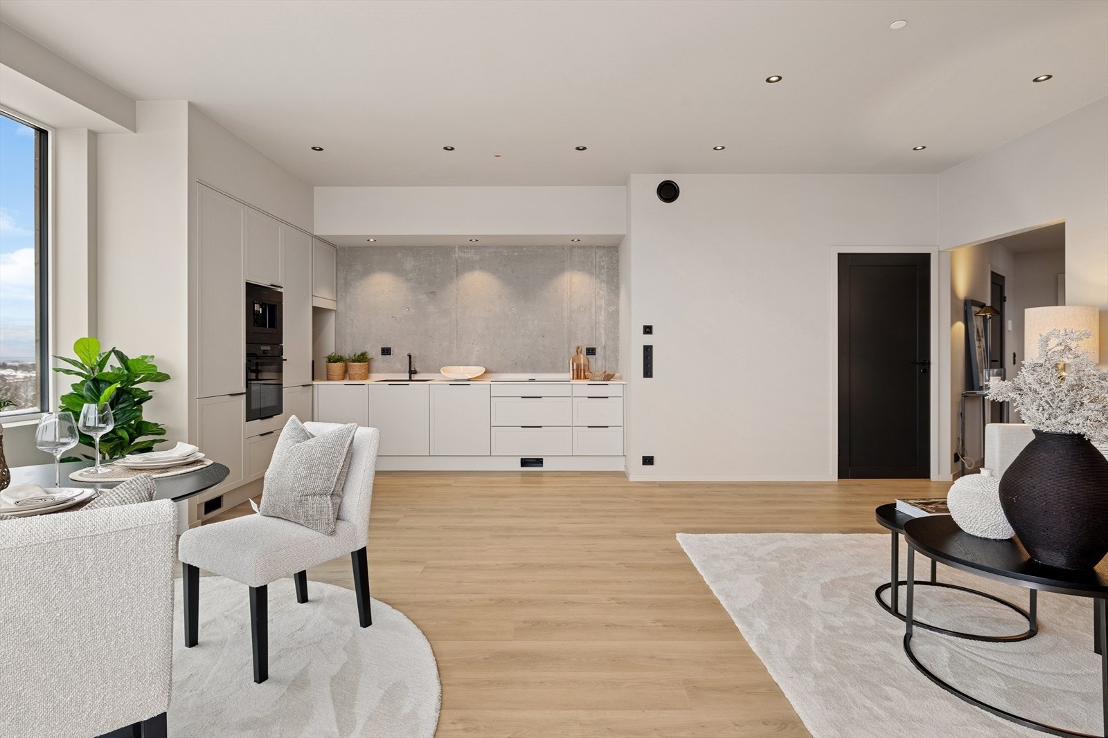 Stue og kjøkken ligger i åpen planløsning og utgjør til sammen et sosialt allrom. Galleribilde