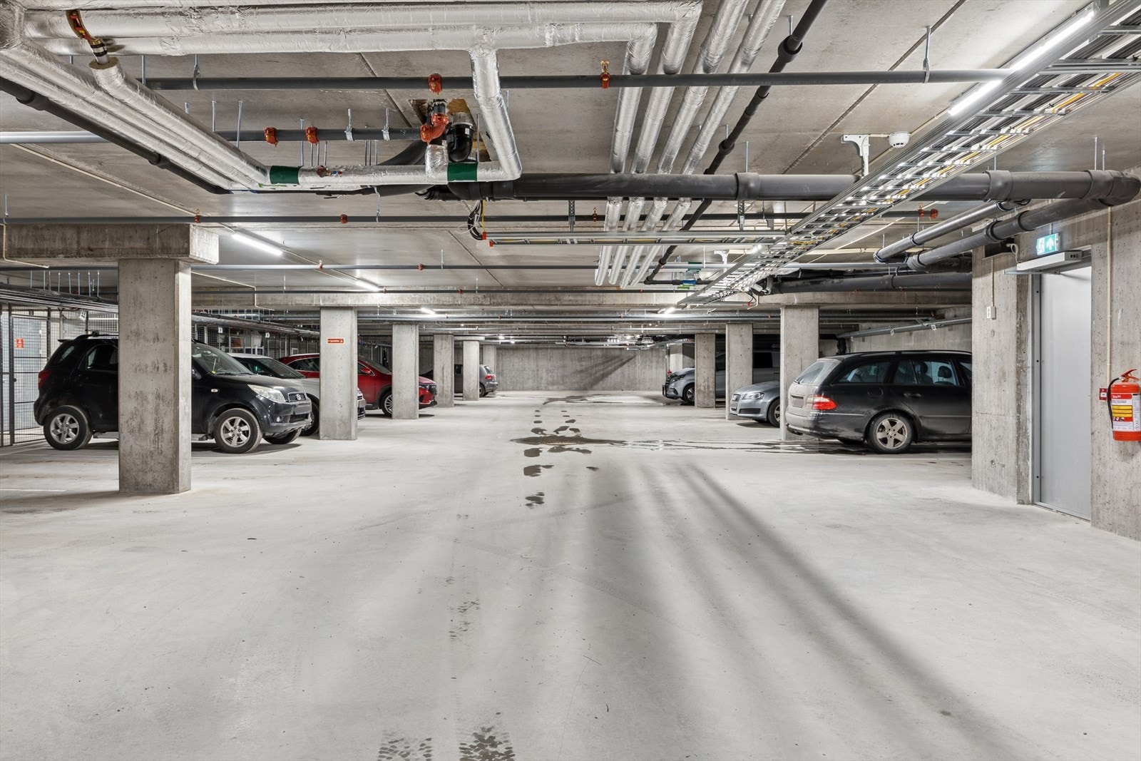 Tilhørende biloppstillingsplass (lagt opp til el-bil lader) og sportsbod i kjelleren. Heisadkomst til etasjeplan. Galleribilde