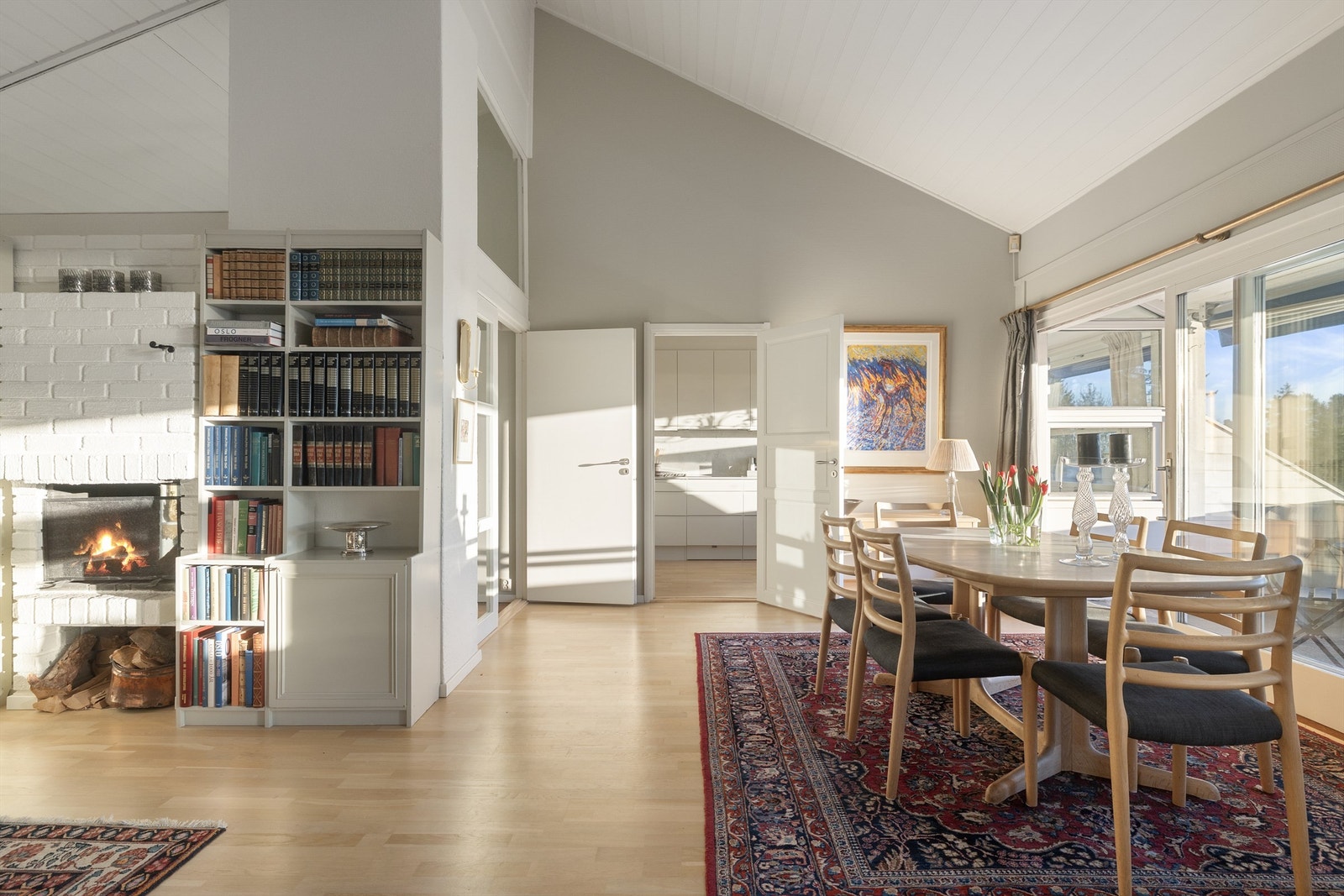 Den åpne peisen skaper en ekstra koselig atmosfære. Galleribilde