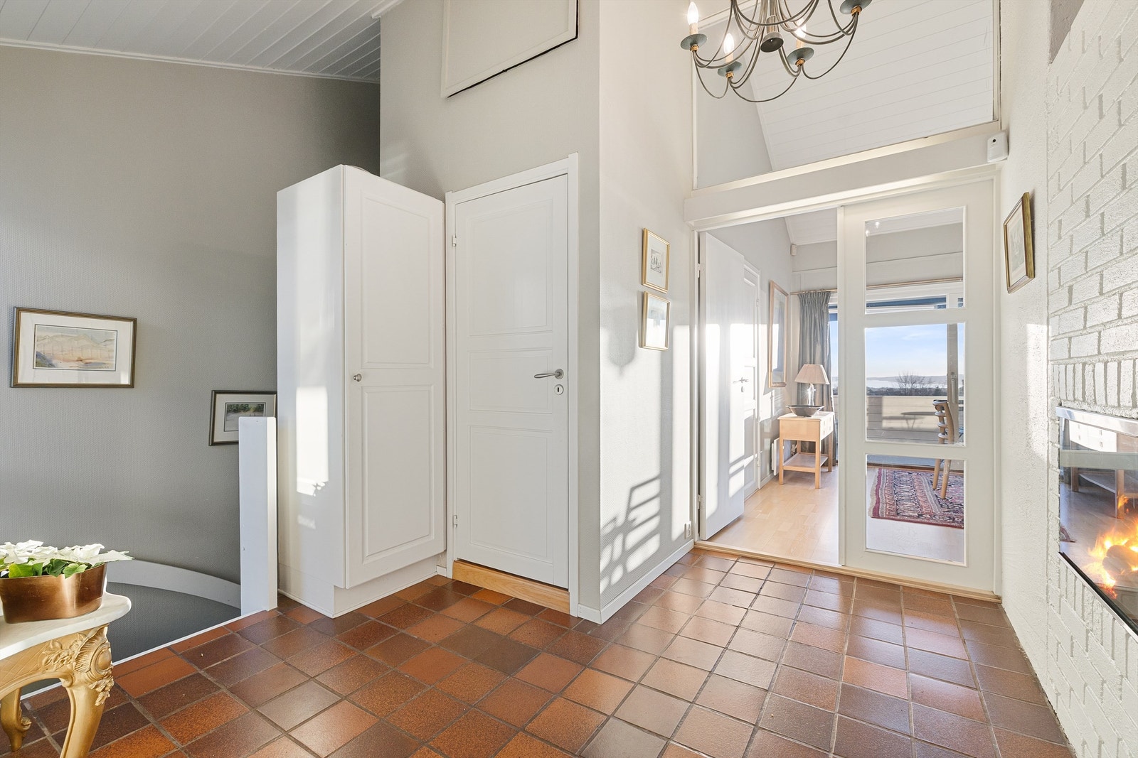 Hallen gir et lyst og luftig førsteinntrykk. Kneloft/hems over toalettrom/kjøkken har en gulvflate på ca. 9 kvm. Galleribilde