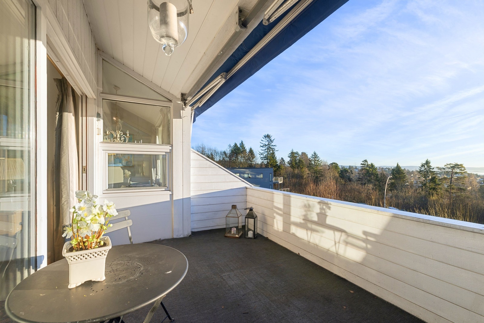 Markise og god plass til utemøbler på balkong. Galleribilde