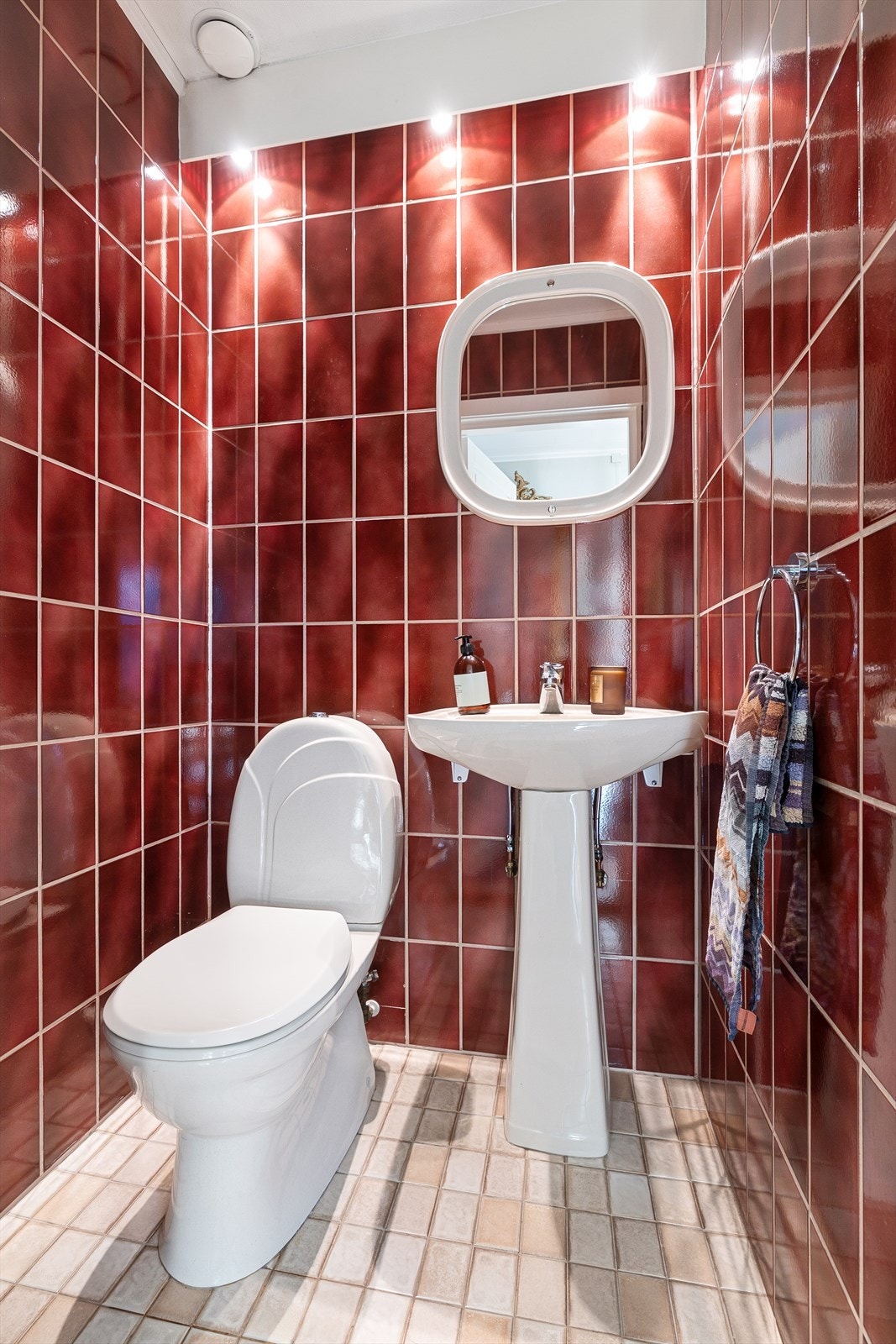 Toalettrom fra byggeår innredet med en enkel servant med ett-greps armatur, samt et gulvstående toalett. Det er avtrekksventil i himlingen. Galleribilde