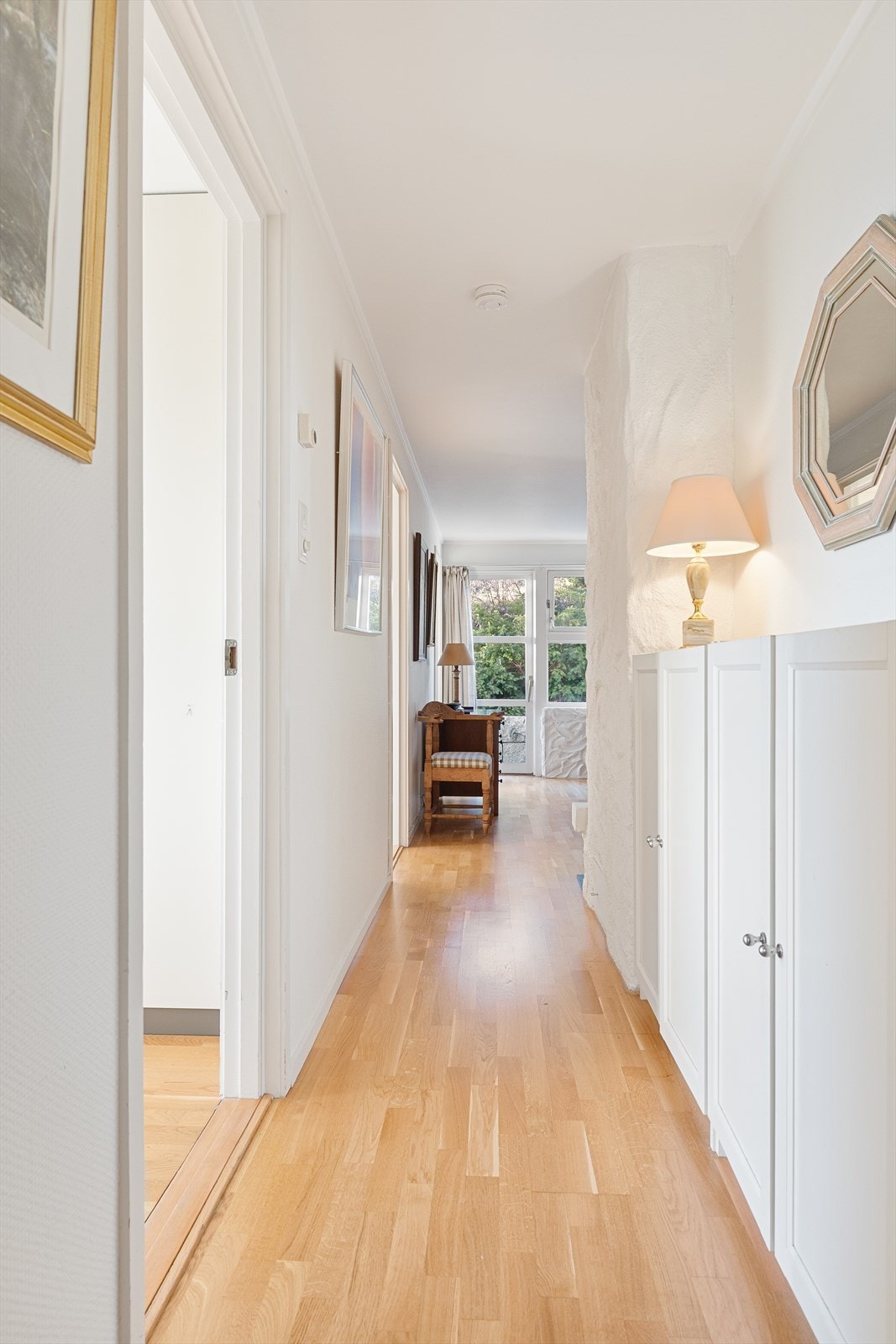 Innvendig trapp av tre med rekkverk av tre fra hall i første etasje ned til gang i underetasje. Galleribilde