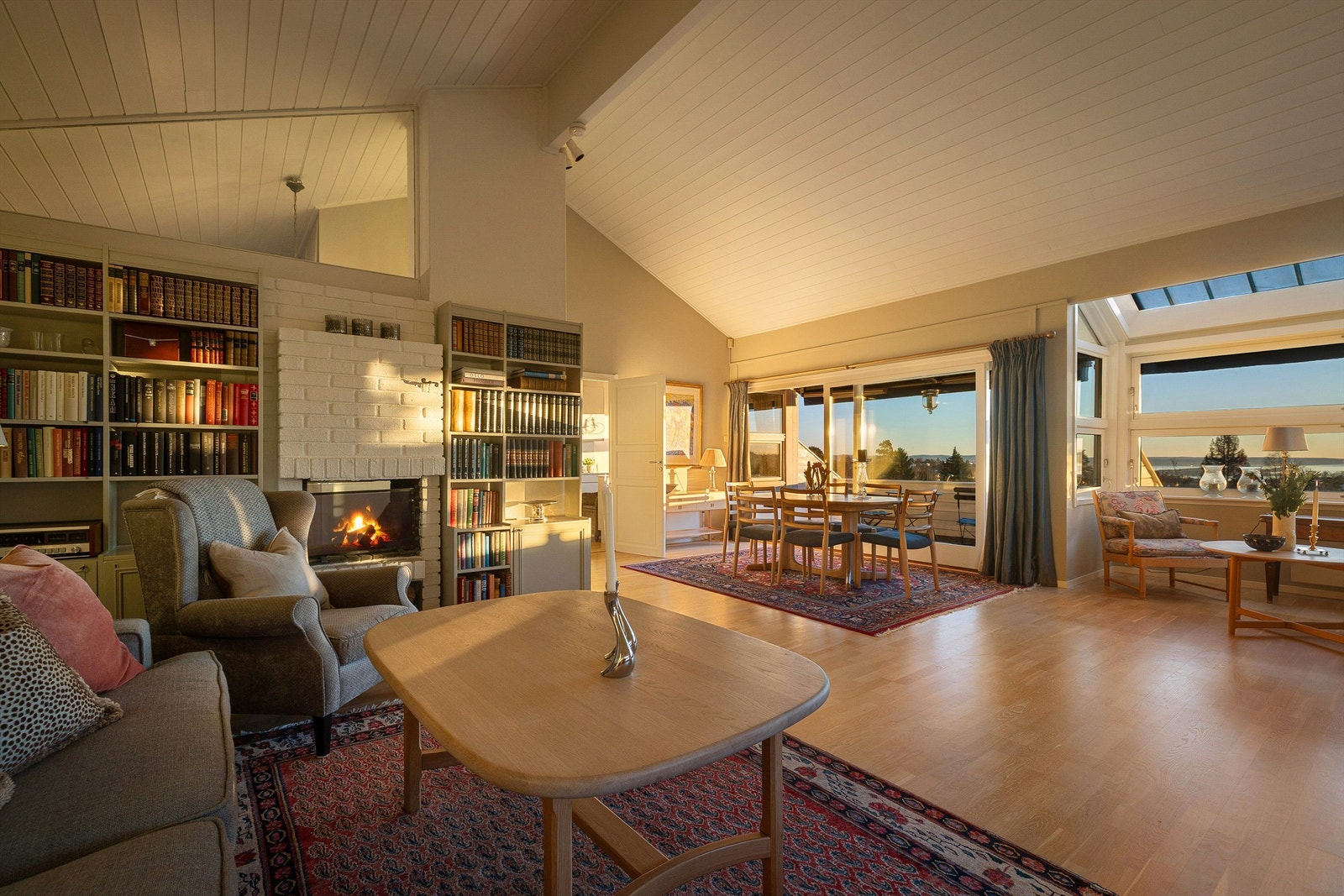 Generøs takhøyde, store vindusflater og åpen peis. Foto: Trond Walsø / Walso Work Galleribilde