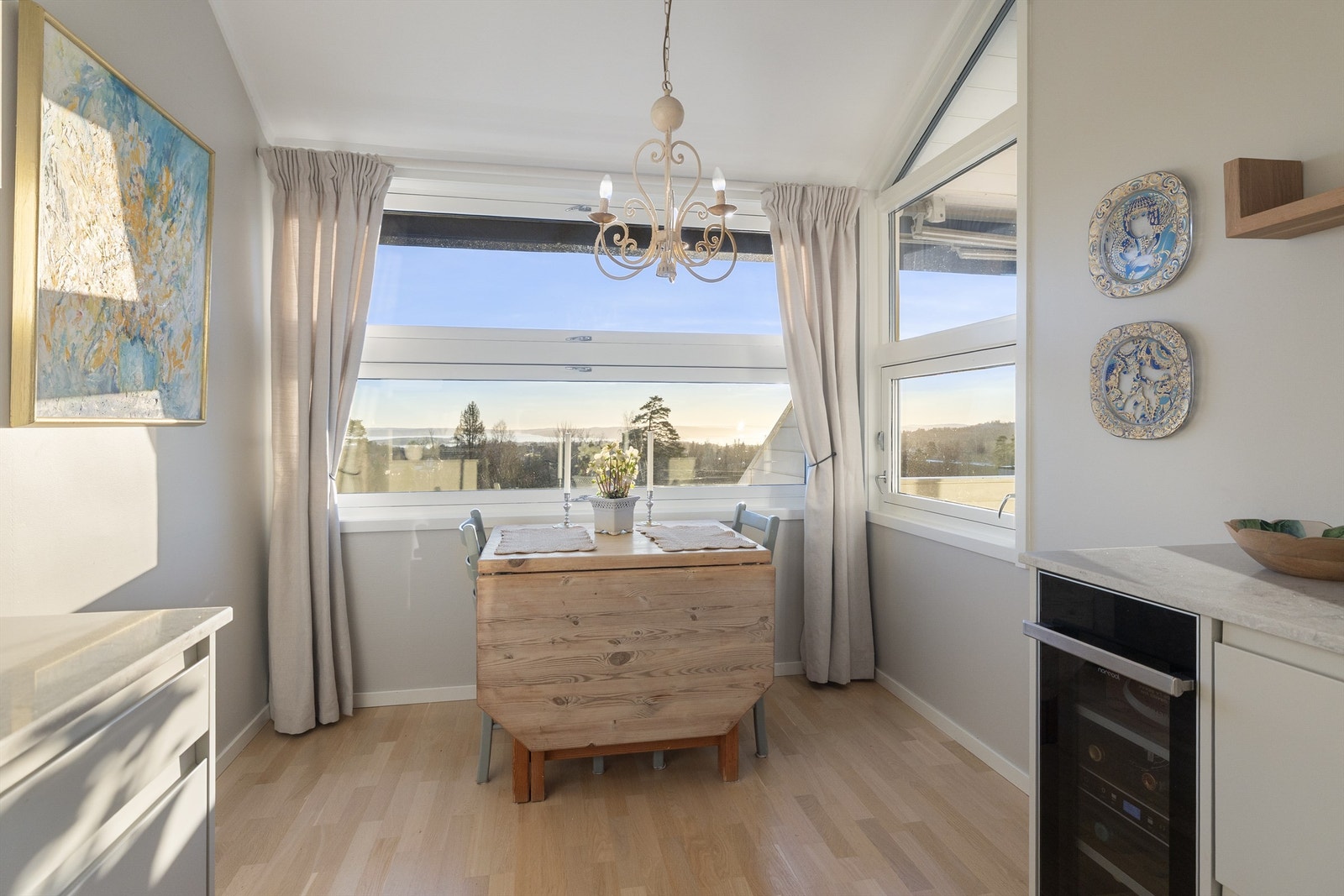 Hyggelig spiseplass med utsikt ved vinduet. Galleribilde